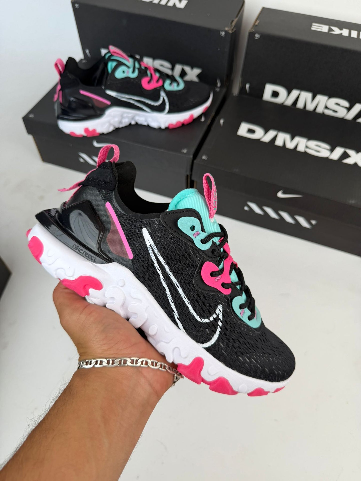 Nike react vision negras logo blanco detalles rosas