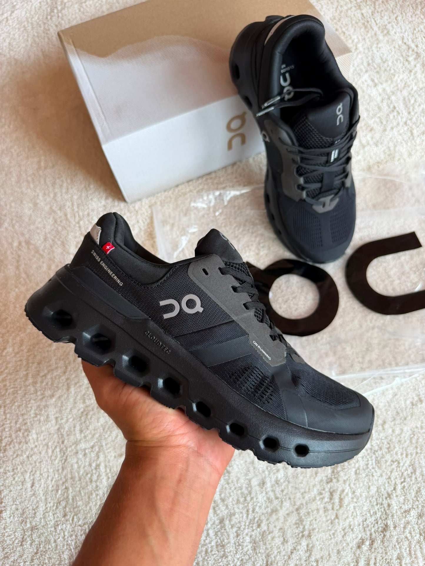 Zapatillas On Running CLOUDTILT negras logo gris