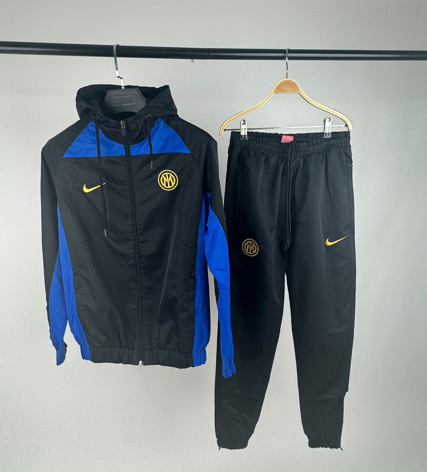 Chandal INTER MILAN NEGRO Y AZUL 2024