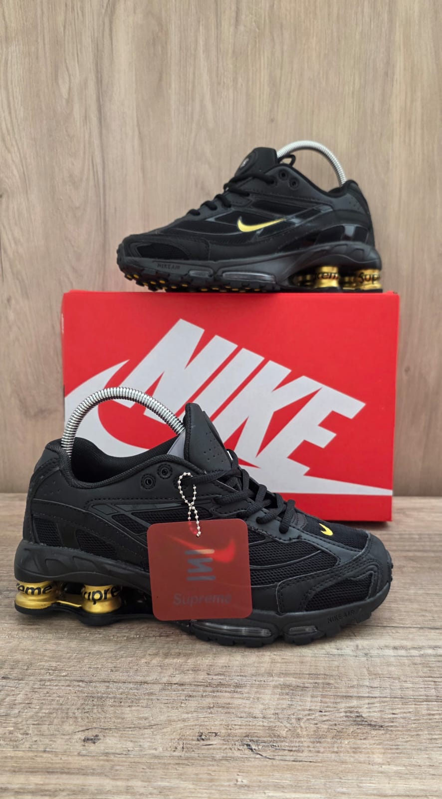 Shox supreme negra logo oro