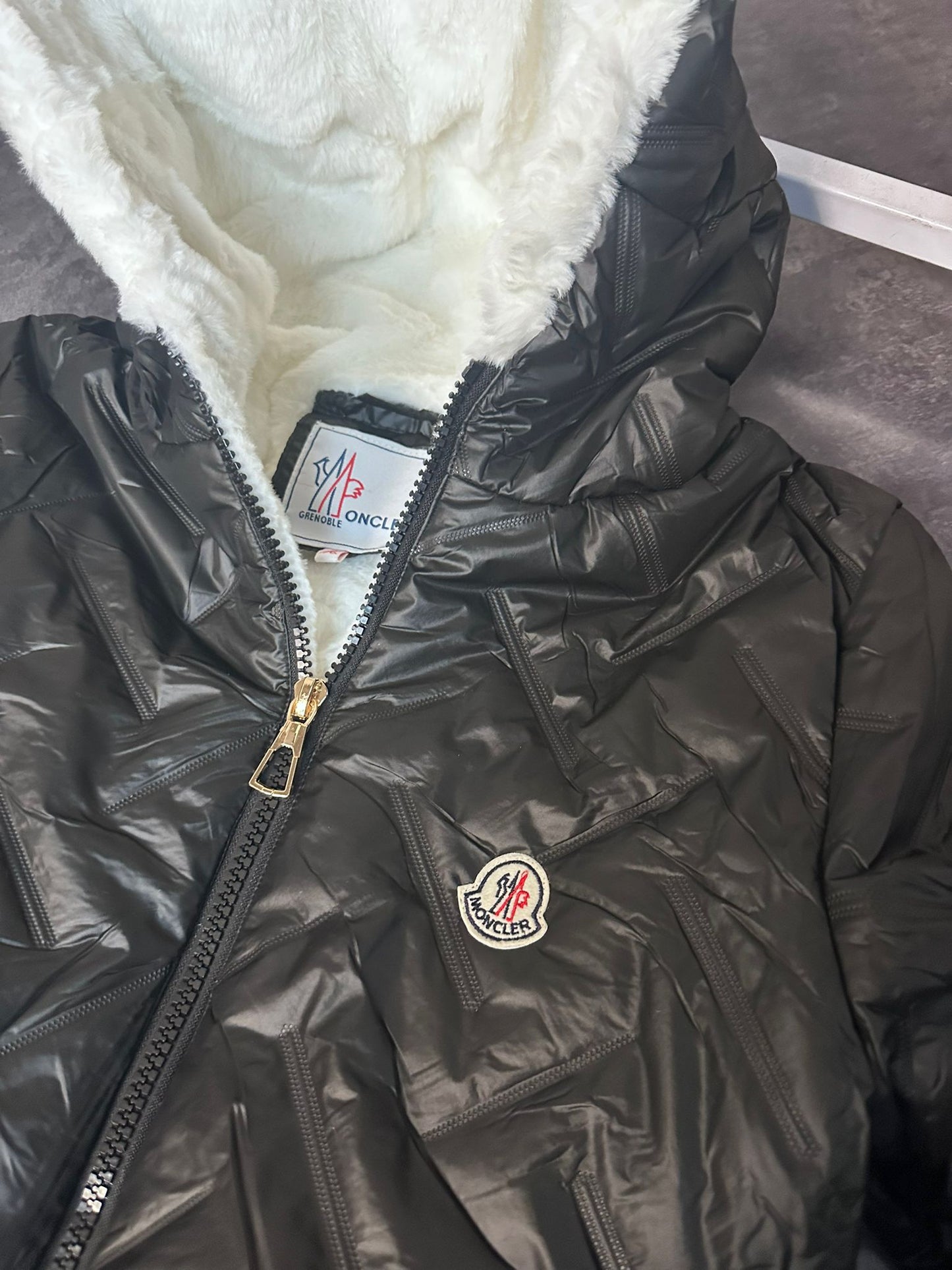 Abrigo moncler negro y blanco