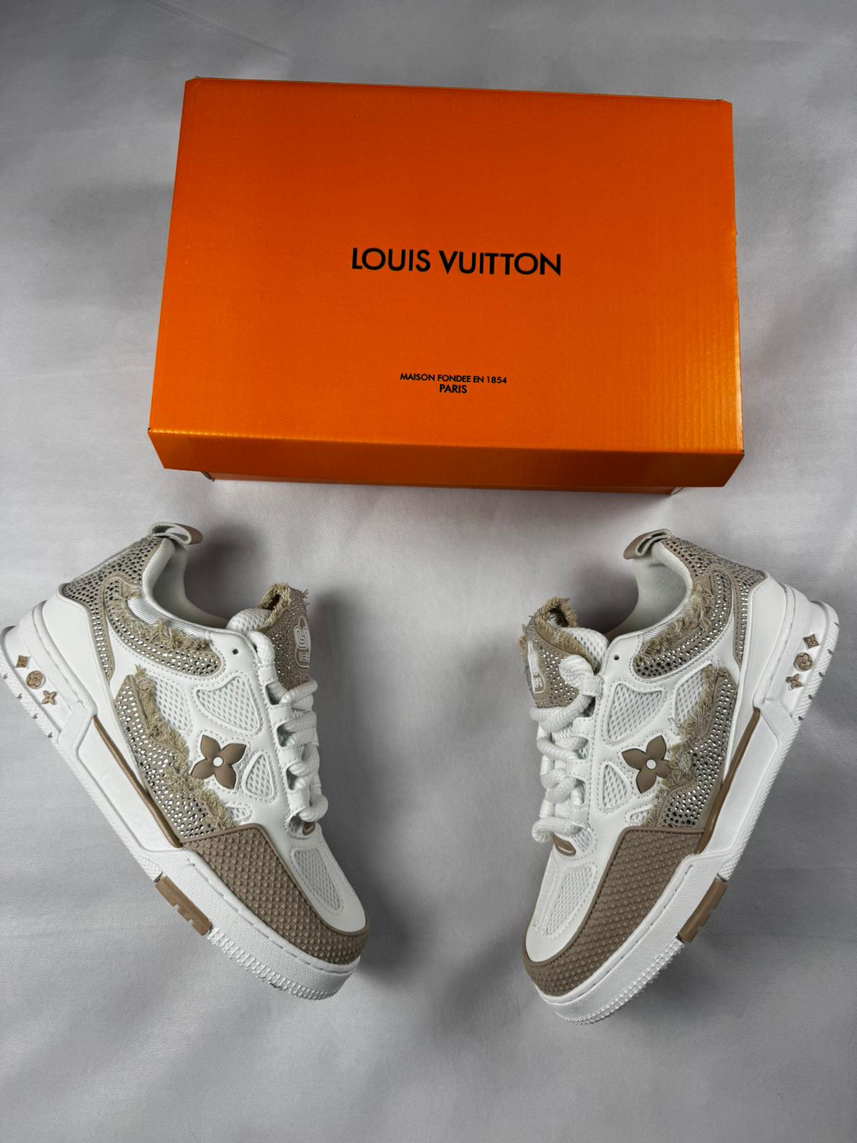 LV skate blancas y beige piedras brillantes