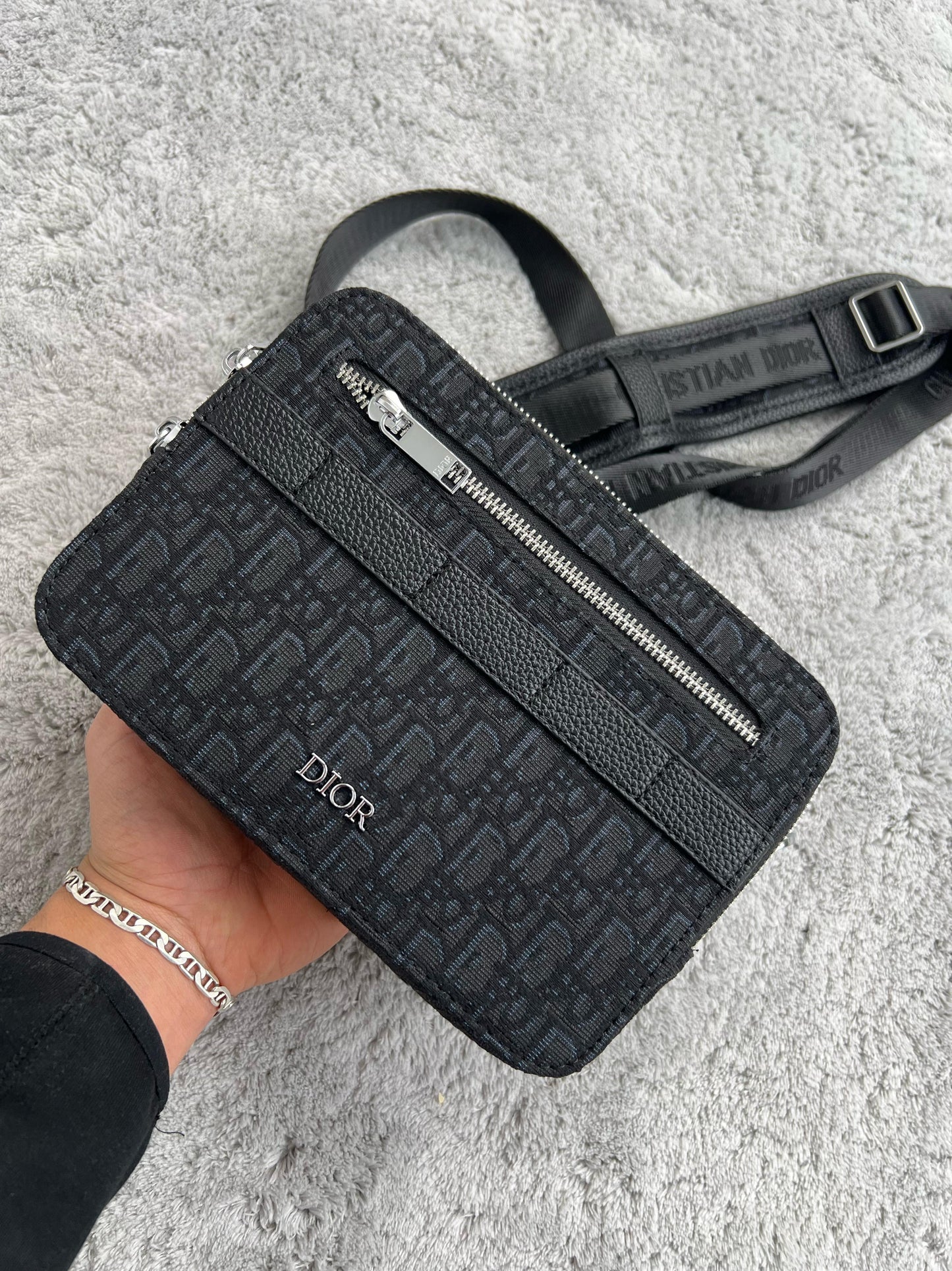 BANDOLERA DIOR negra logo plateado cremallera mitad
