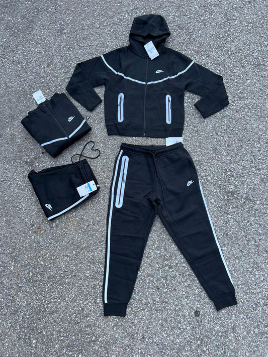 Chandal Nike tech negro logo blanco detalles blancos