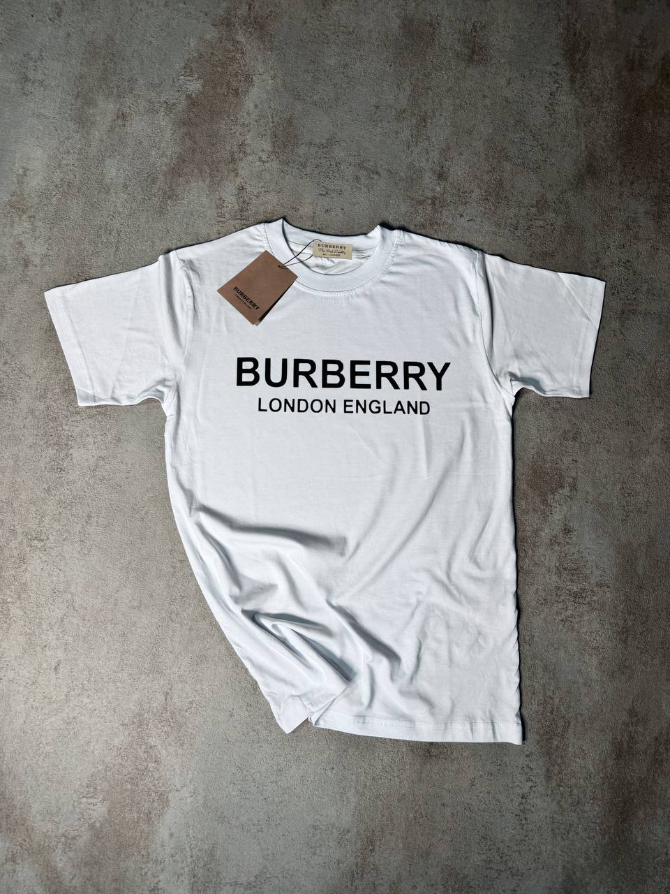 Camiseta Burberry blanca logo en medio negro