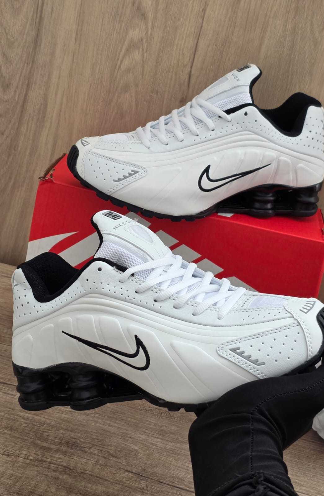 Shox r4 blanca logo negro