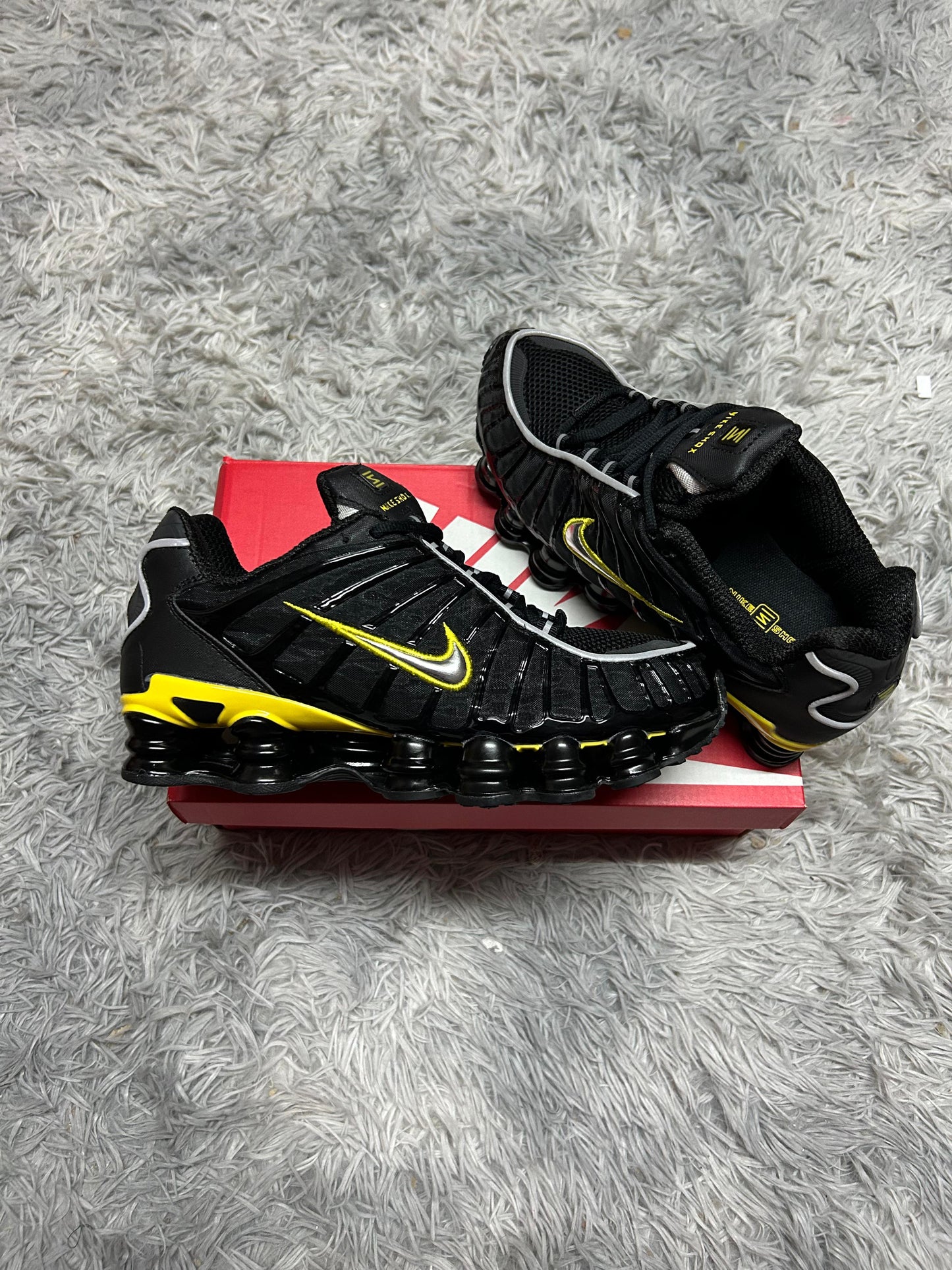 SHOX TL Negras logo plateado contorno amarillo