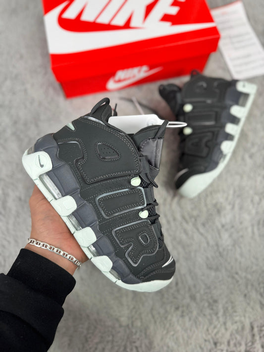 NIKE UPTEMPO NEGRO LOGO NEGRO DETALLES GRISES