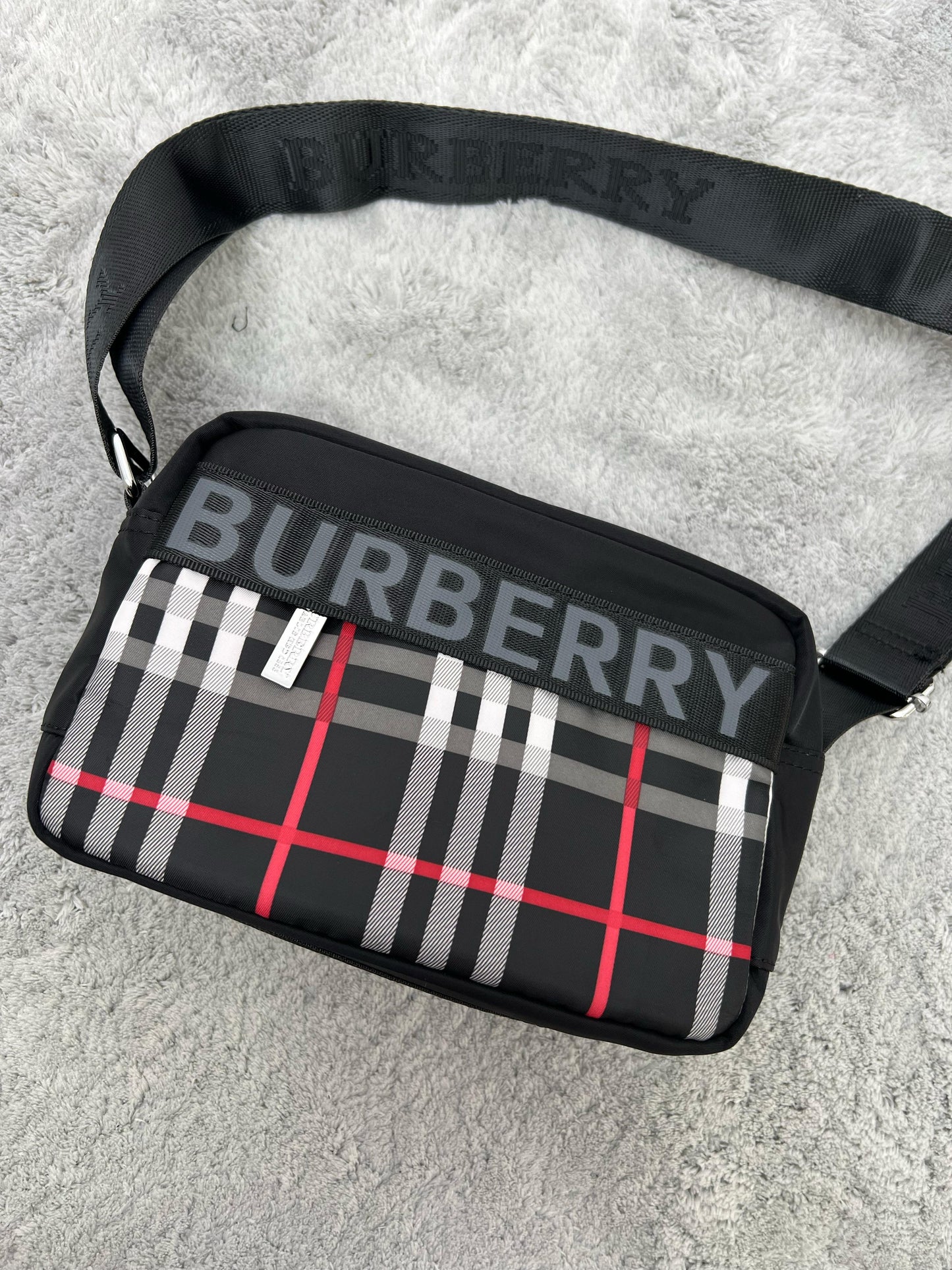 BANDOLERA burberry negra logo gris