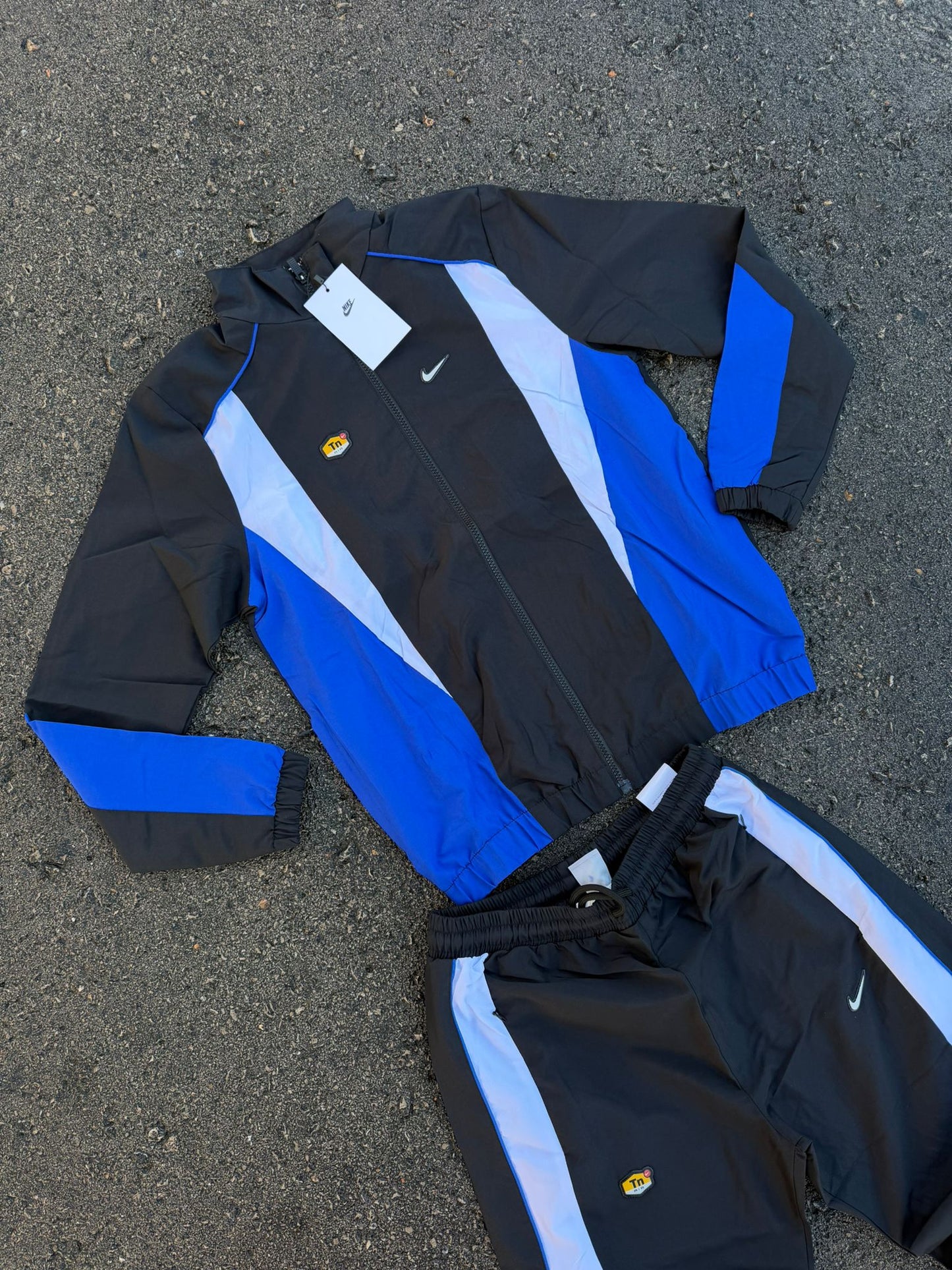 Chandal nike negro y blanco detalles azules logo blanco contorno negro