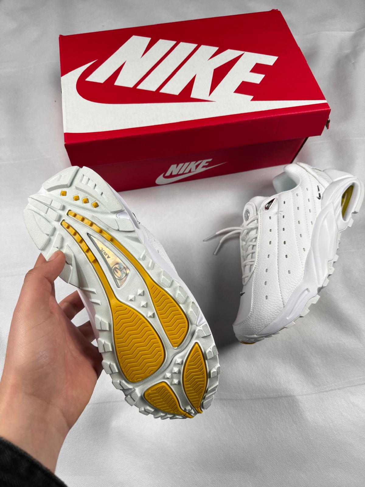 Nike nocta blanco logo plateado detalles dorados