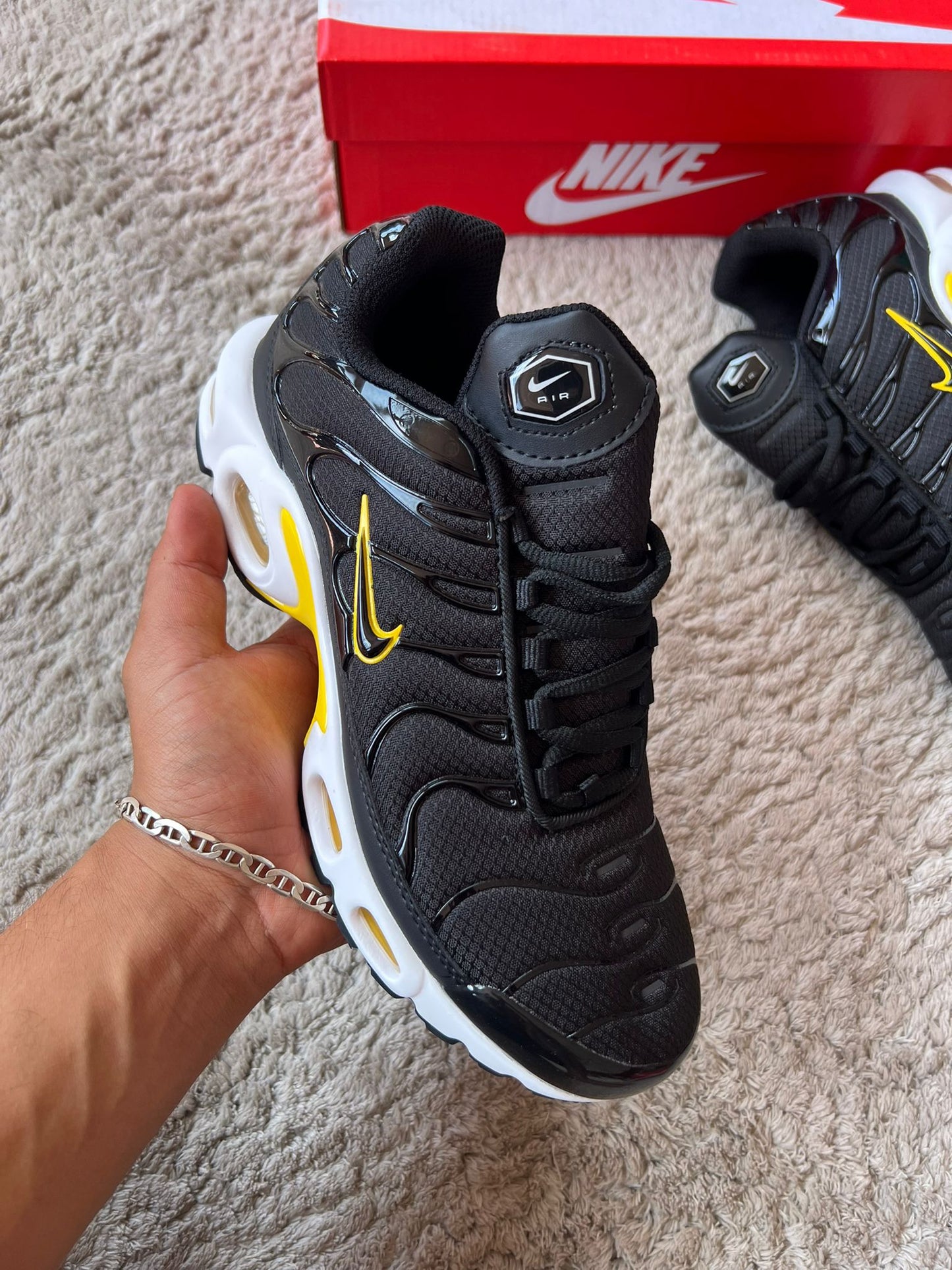 Tn negras logo negro contorno amarillo