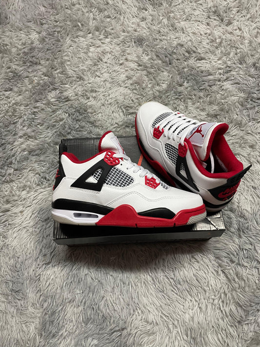 JORDAN 4 BLANCAS DETALLES NEGROS Y ROJOS