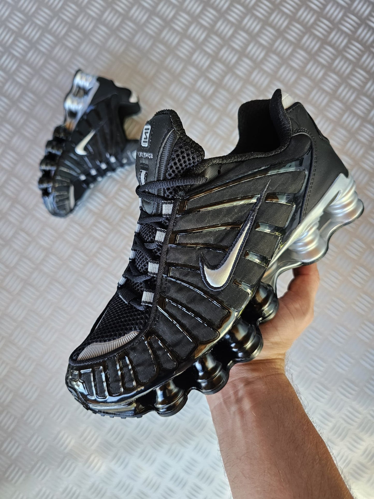 Shox negra suela plata