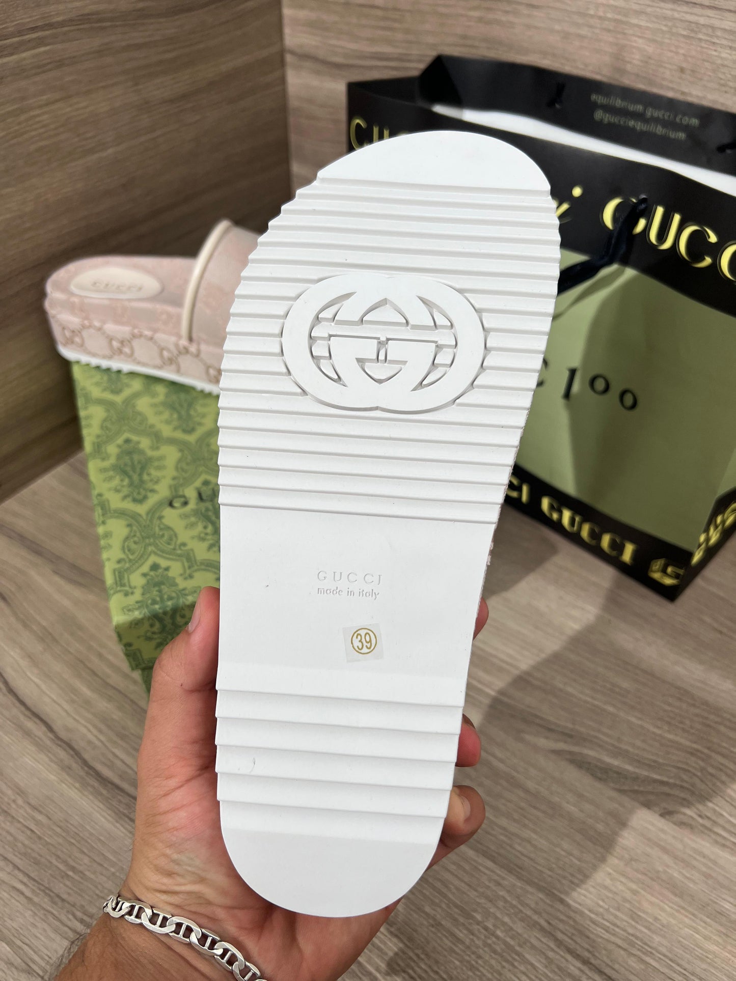 Chancla Gucci mujer terciopelo blanco logo marron detalles blanco