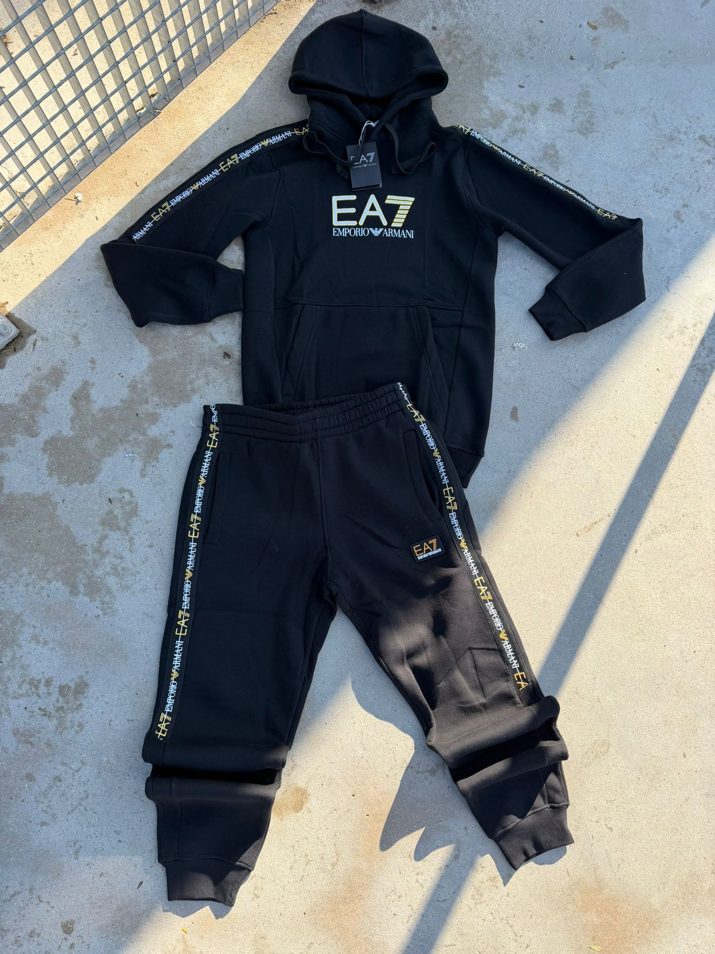 Chandal armani negro logo blanco y dorado