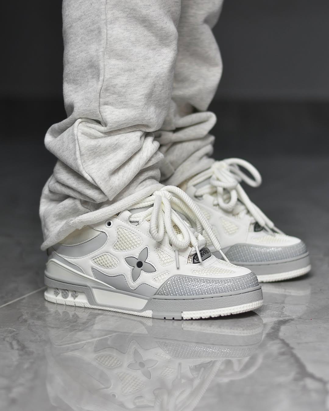 LV skate grises y blancas