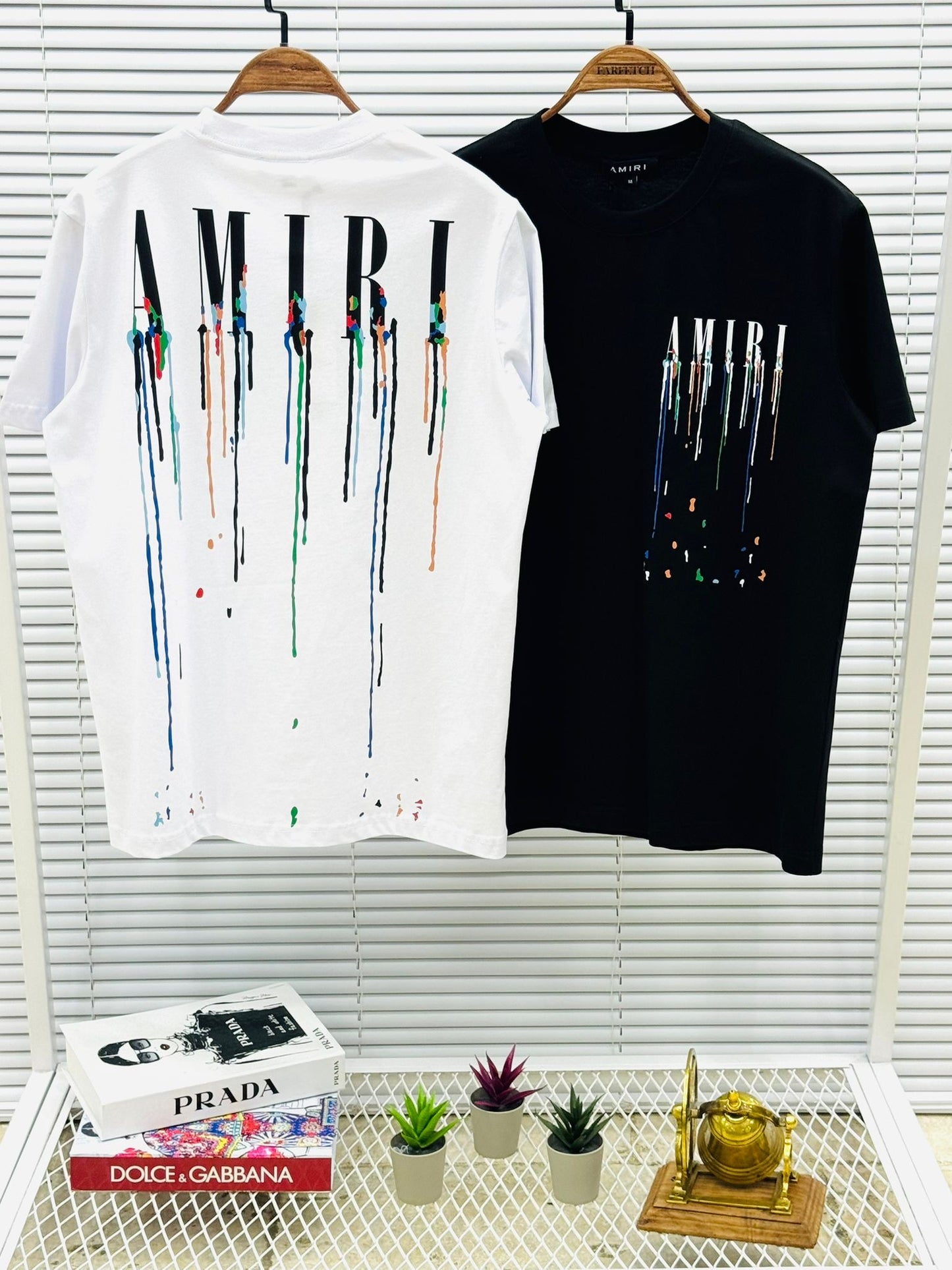 Camiseta AMIRI blanco logo negro detalles colores