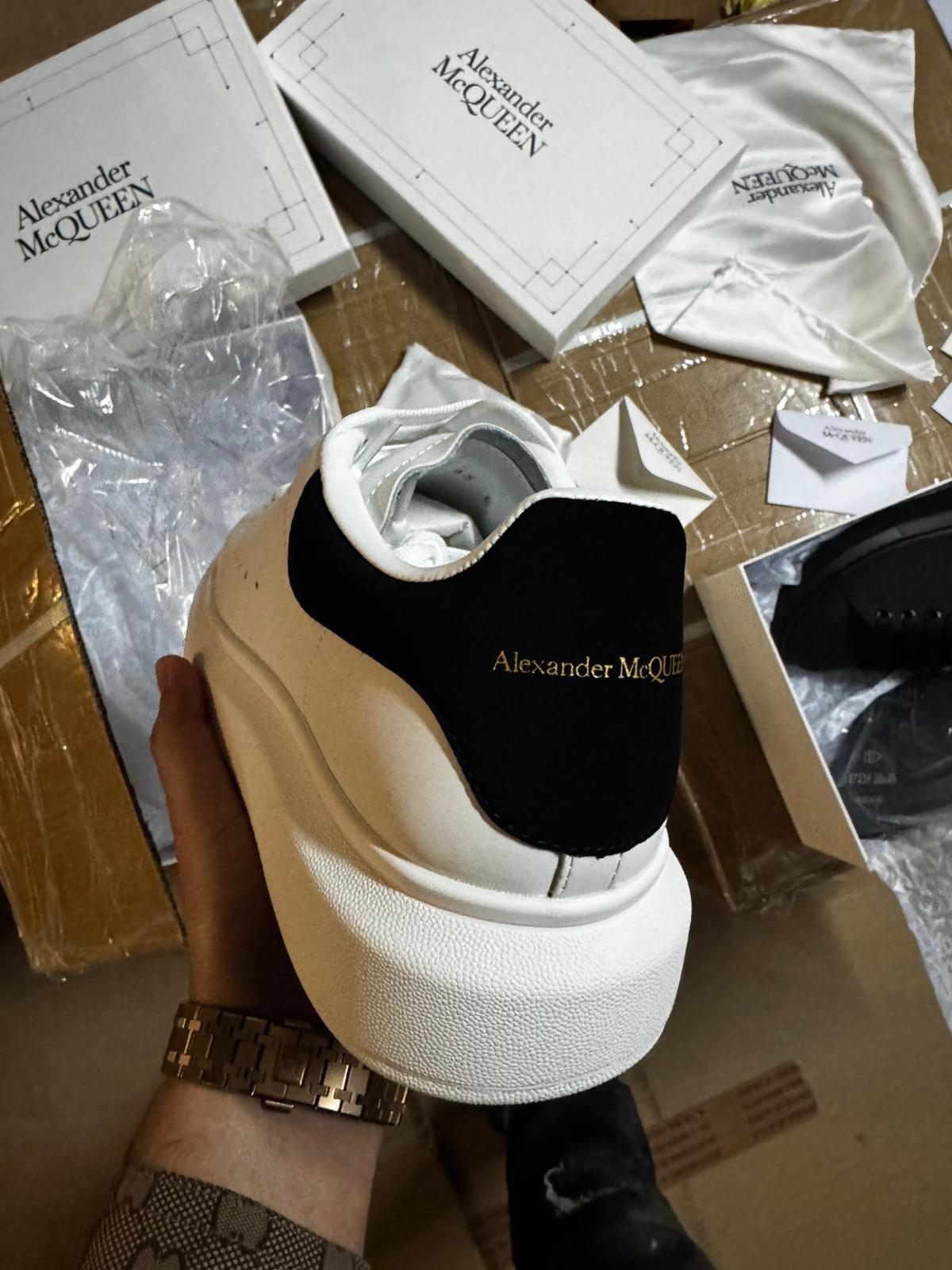 Alexander Mcqueen blancas detalles negros logo dorado