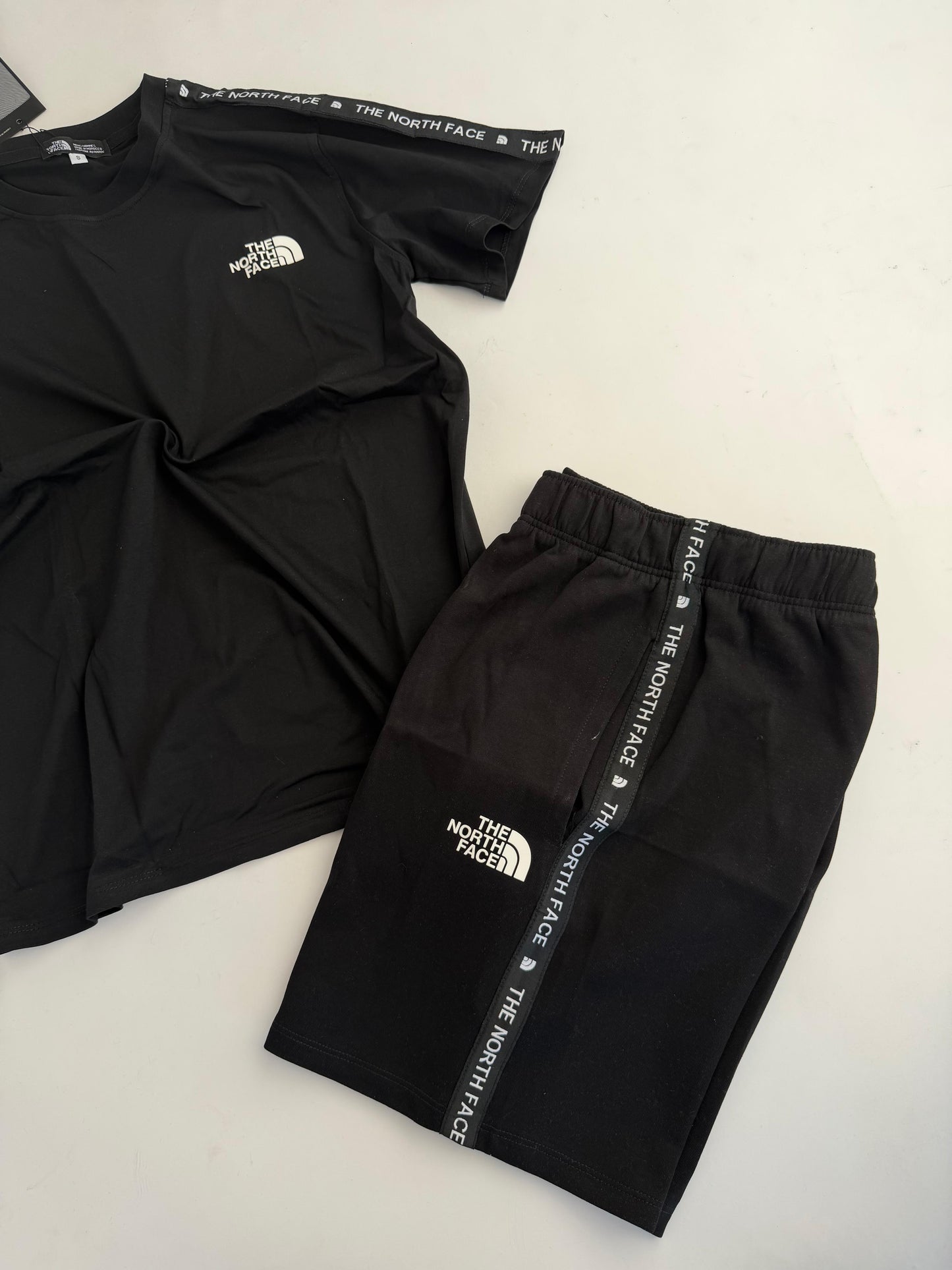 Conjunto corto north face negro logo blanco tiras