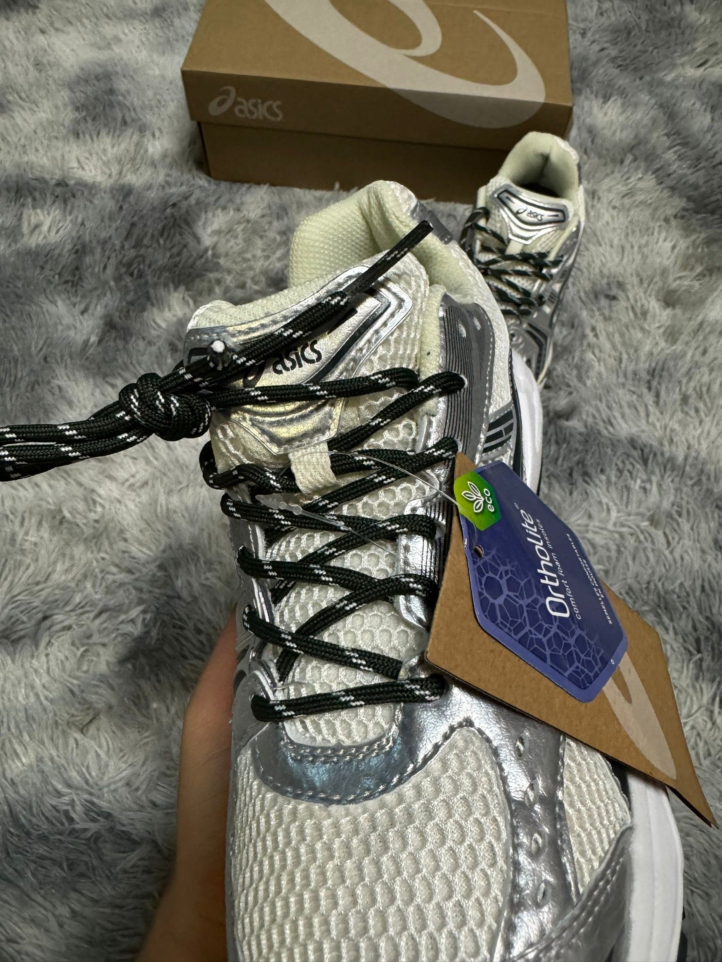 Asics grises logo plateado y negro