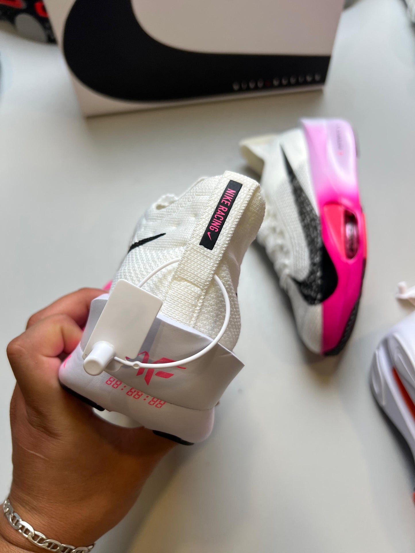 NIKE AIR ZOOM ALPHAFLY NEXT % blanco logo negro detalles rosas