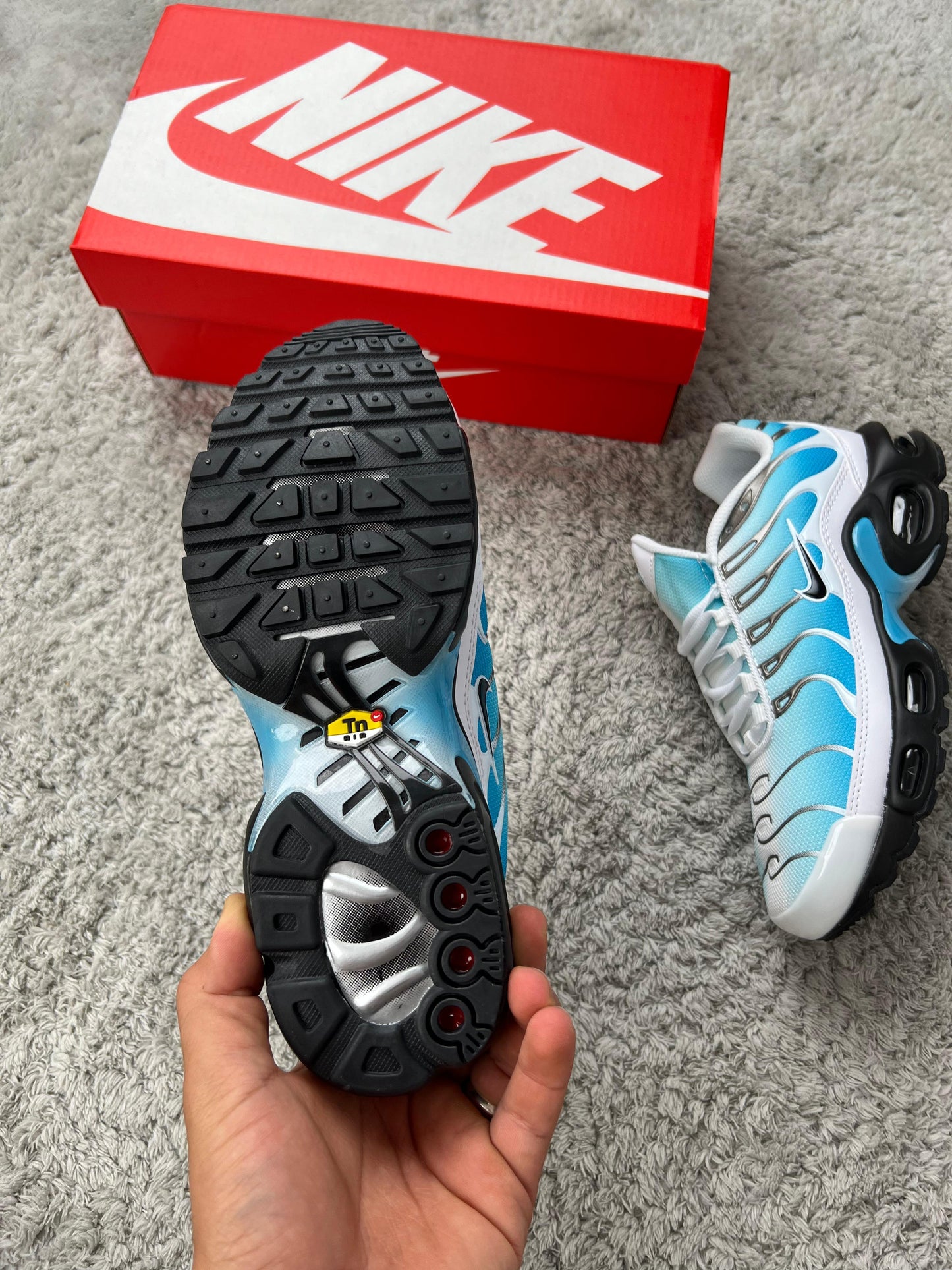 NIKE TN azul claro detalles negros y blancos logo negro contorno blanco