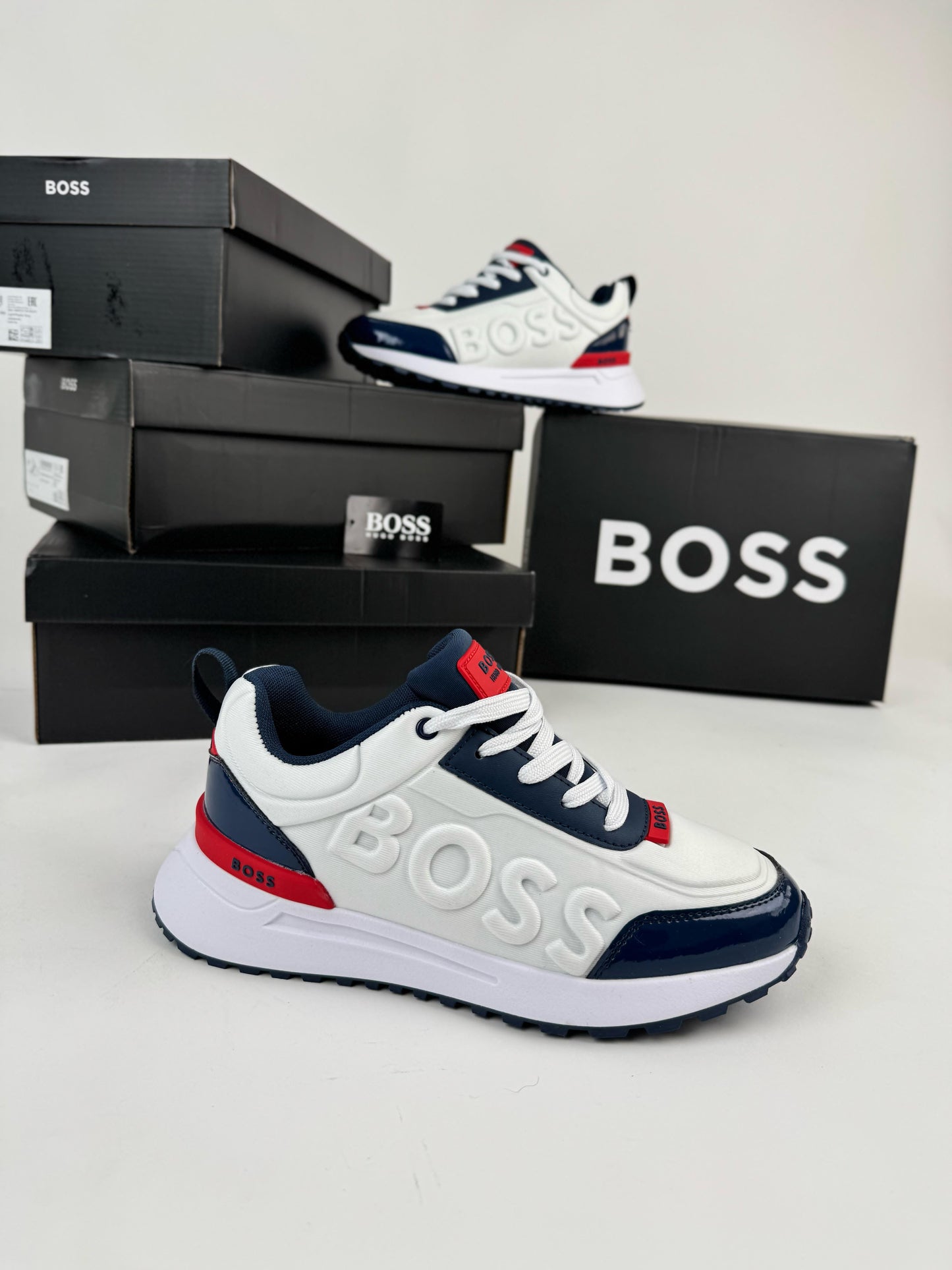 Hugo Boss blancas detalles rojos y azules