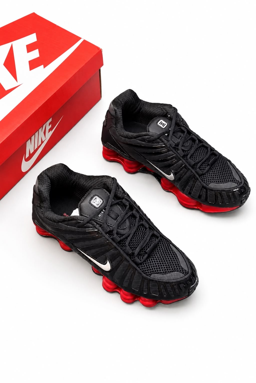 Shox negras logo blanco detalles rojos
