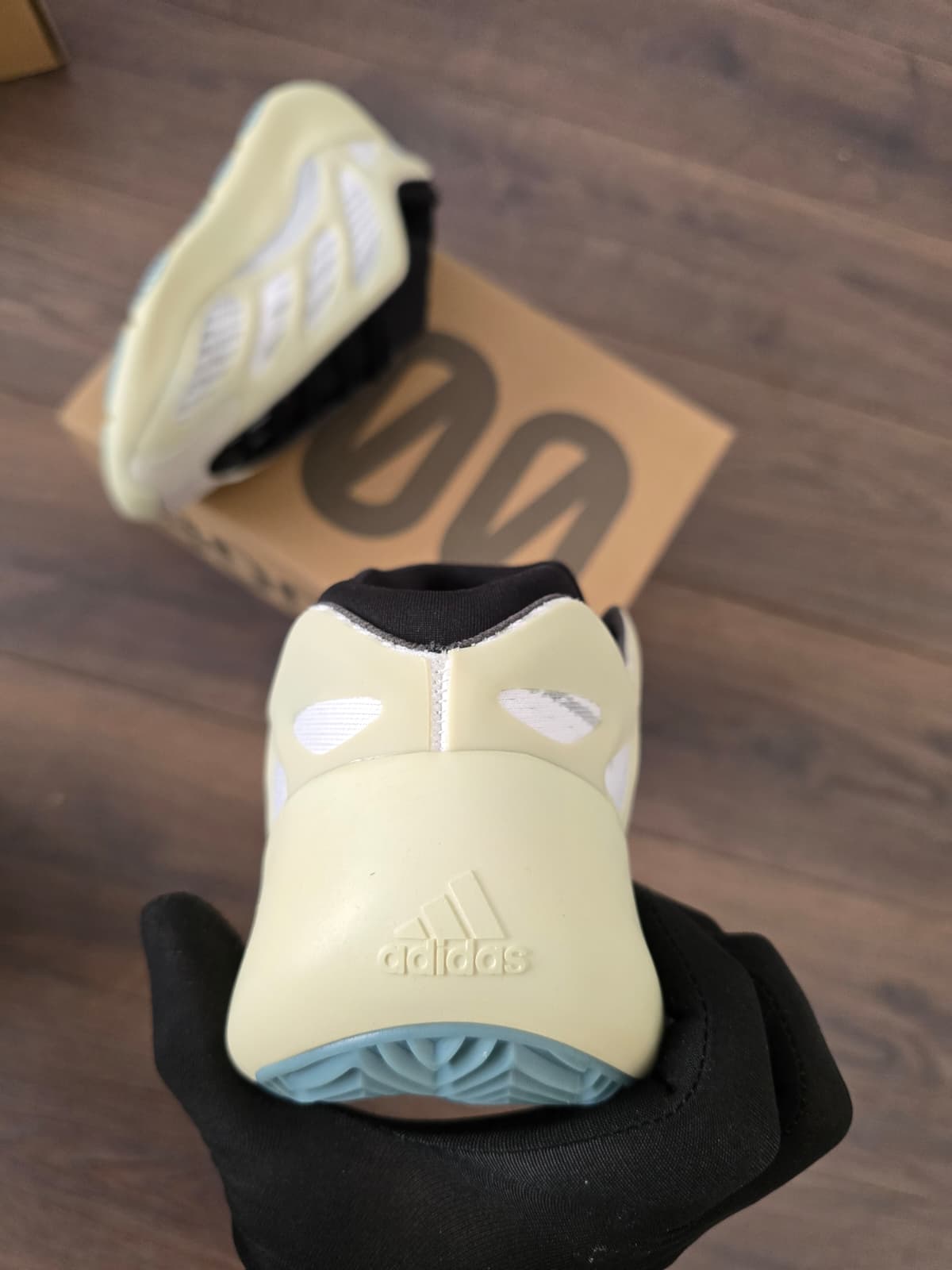 Adidas yeezy 700 blanca