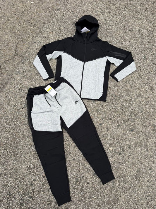 Chandal Nike tech negro y gris logo negro