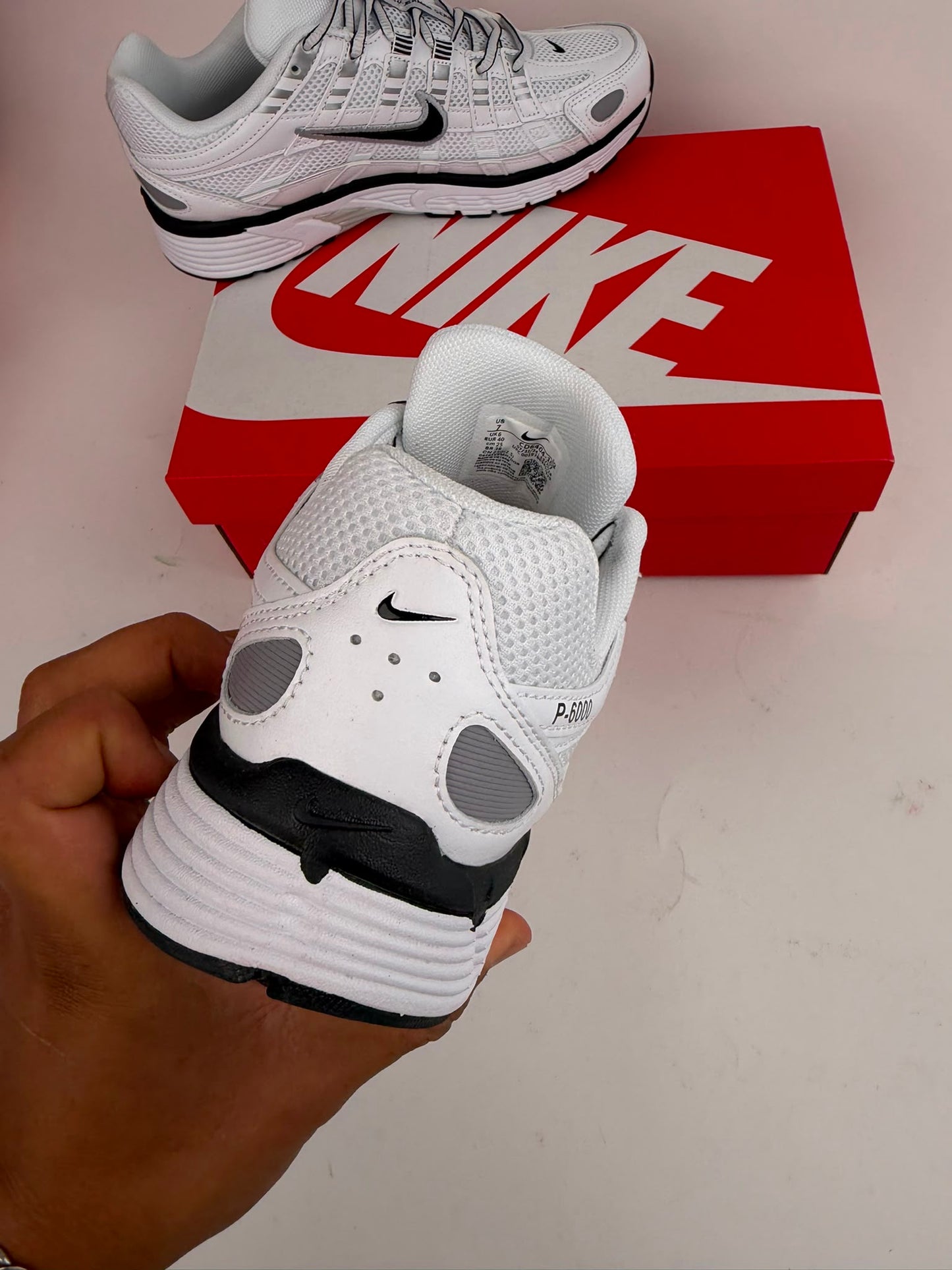 Nike P-6000 blancas logo negro contorno gris