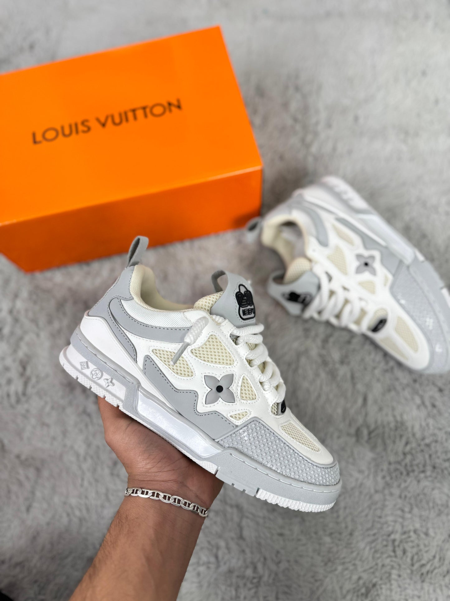 Louis vuitton SKATE 2025 gris y blanco