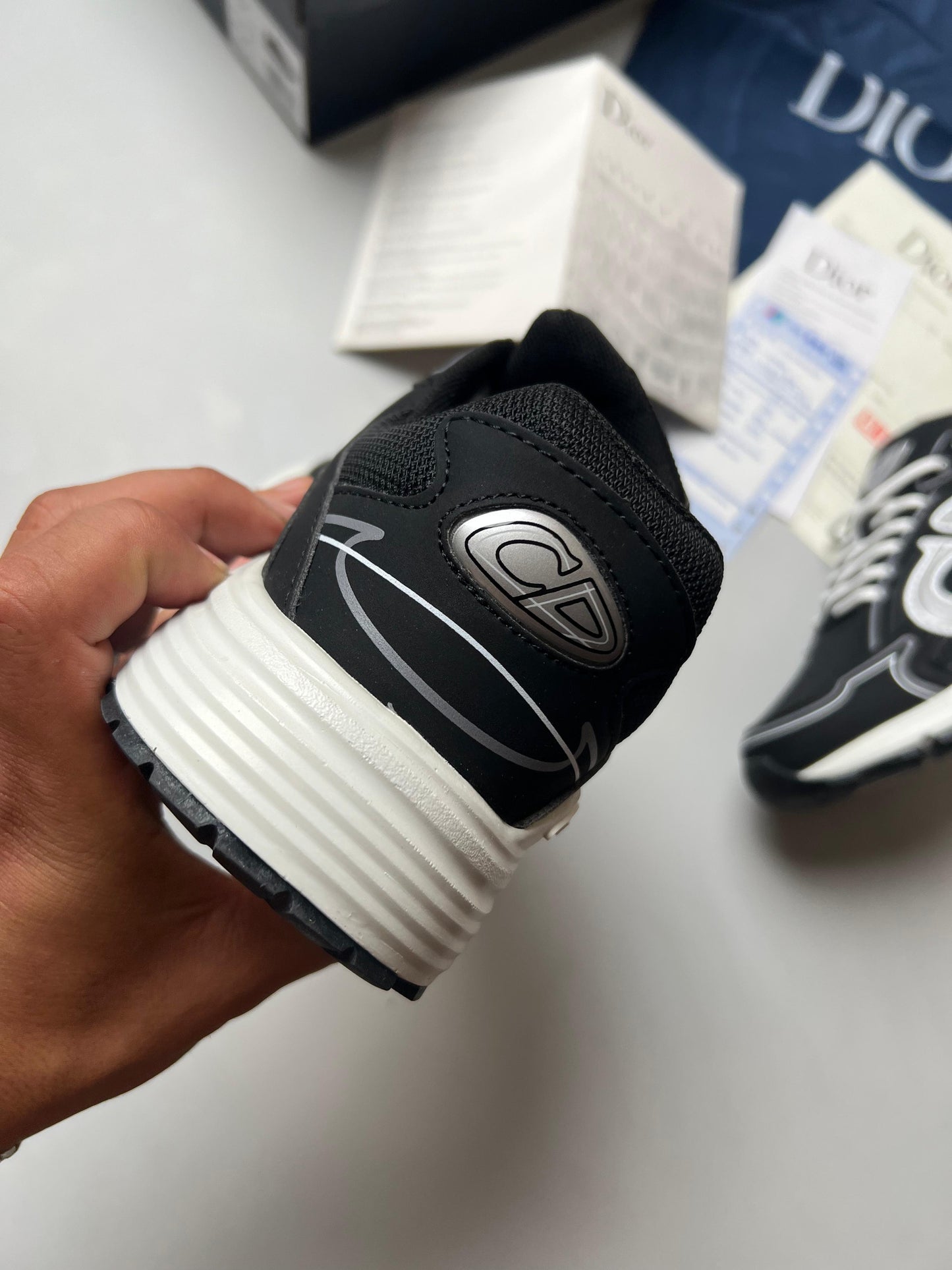 Dior B30 negras y blancas logo gris detalles negros