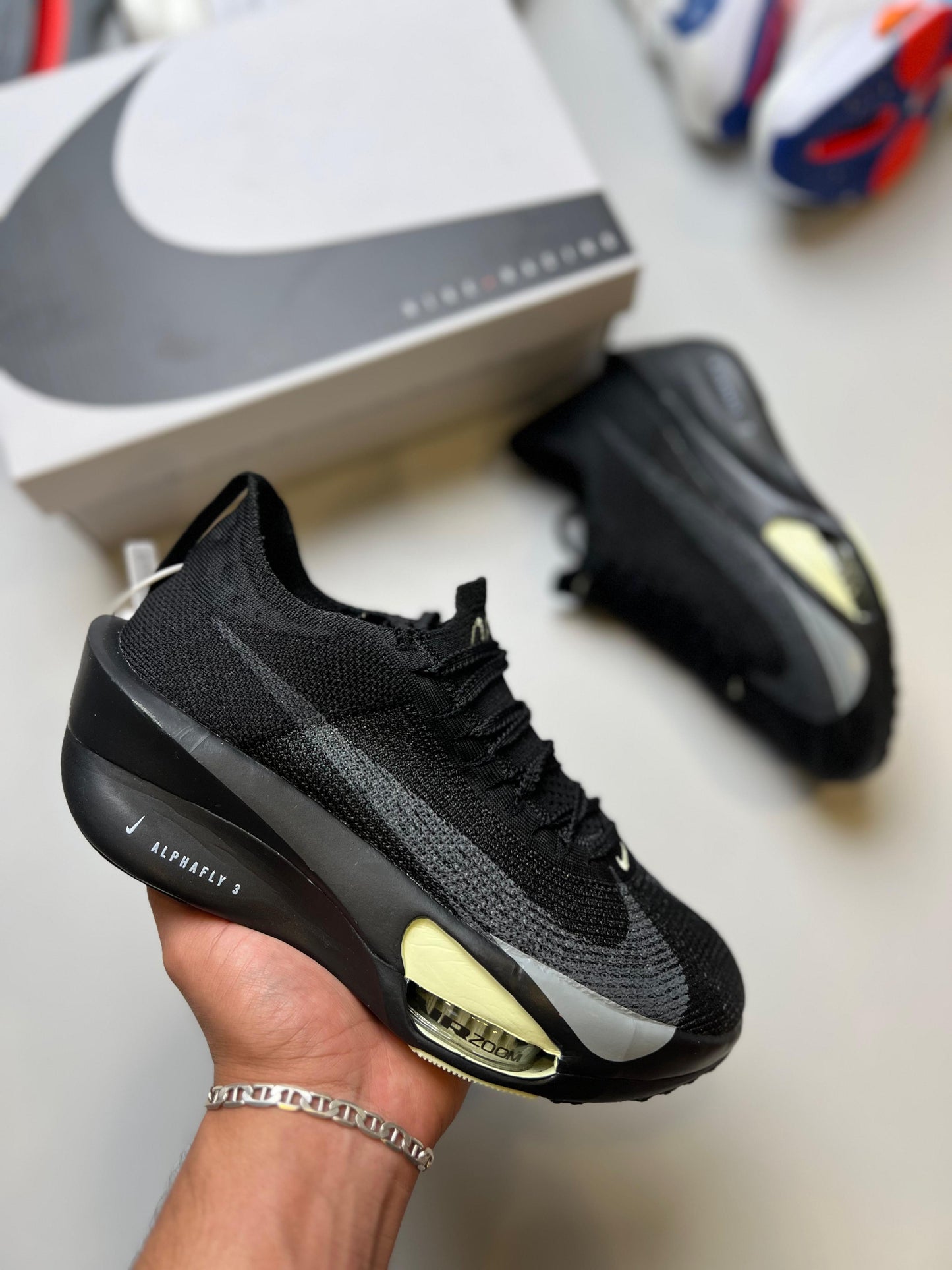 NIKE AIR ZOOM ALPHAFLY NEXT % negro gris detalles blancos