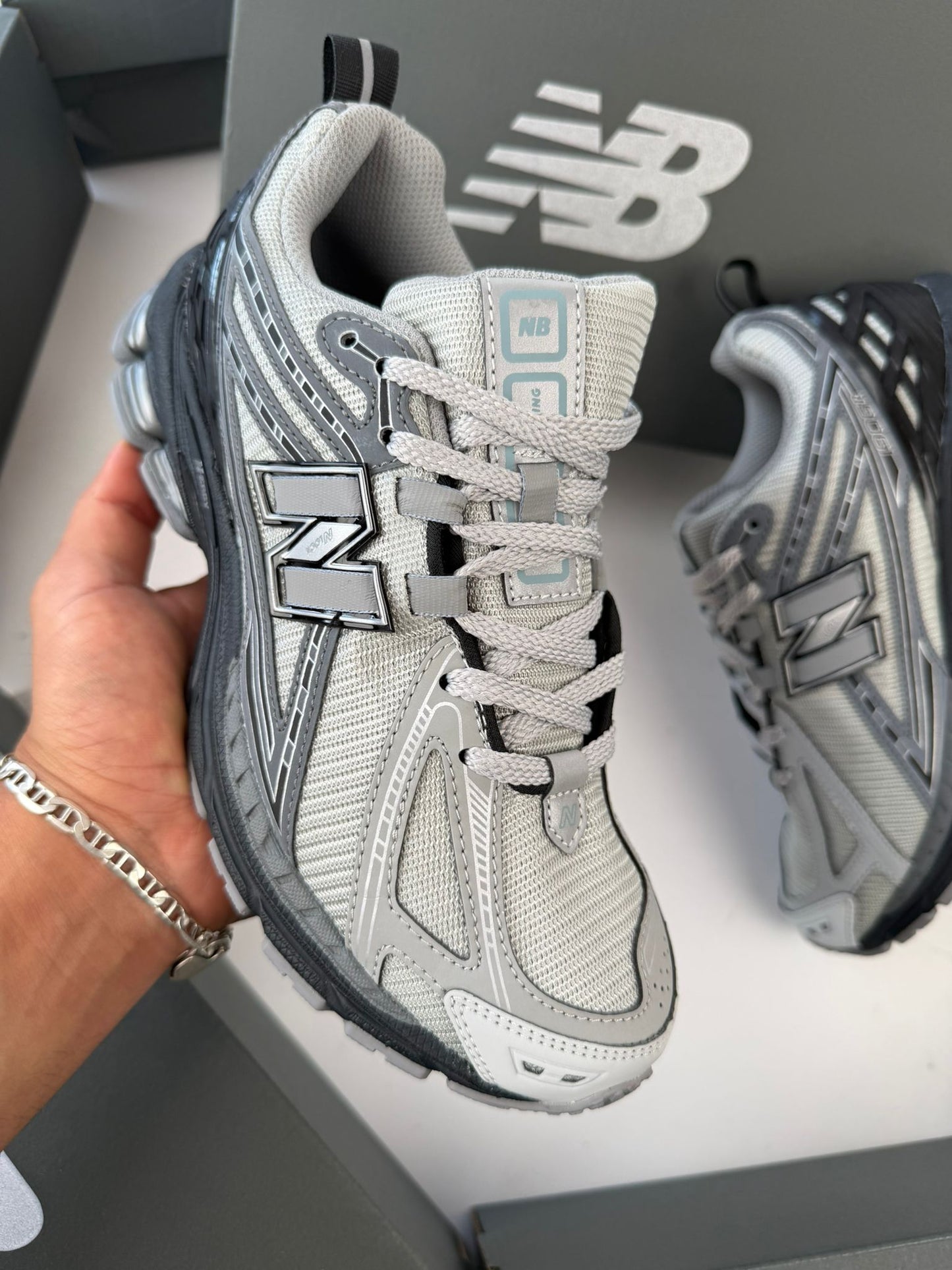 New Balance 1906R grises detalles negros