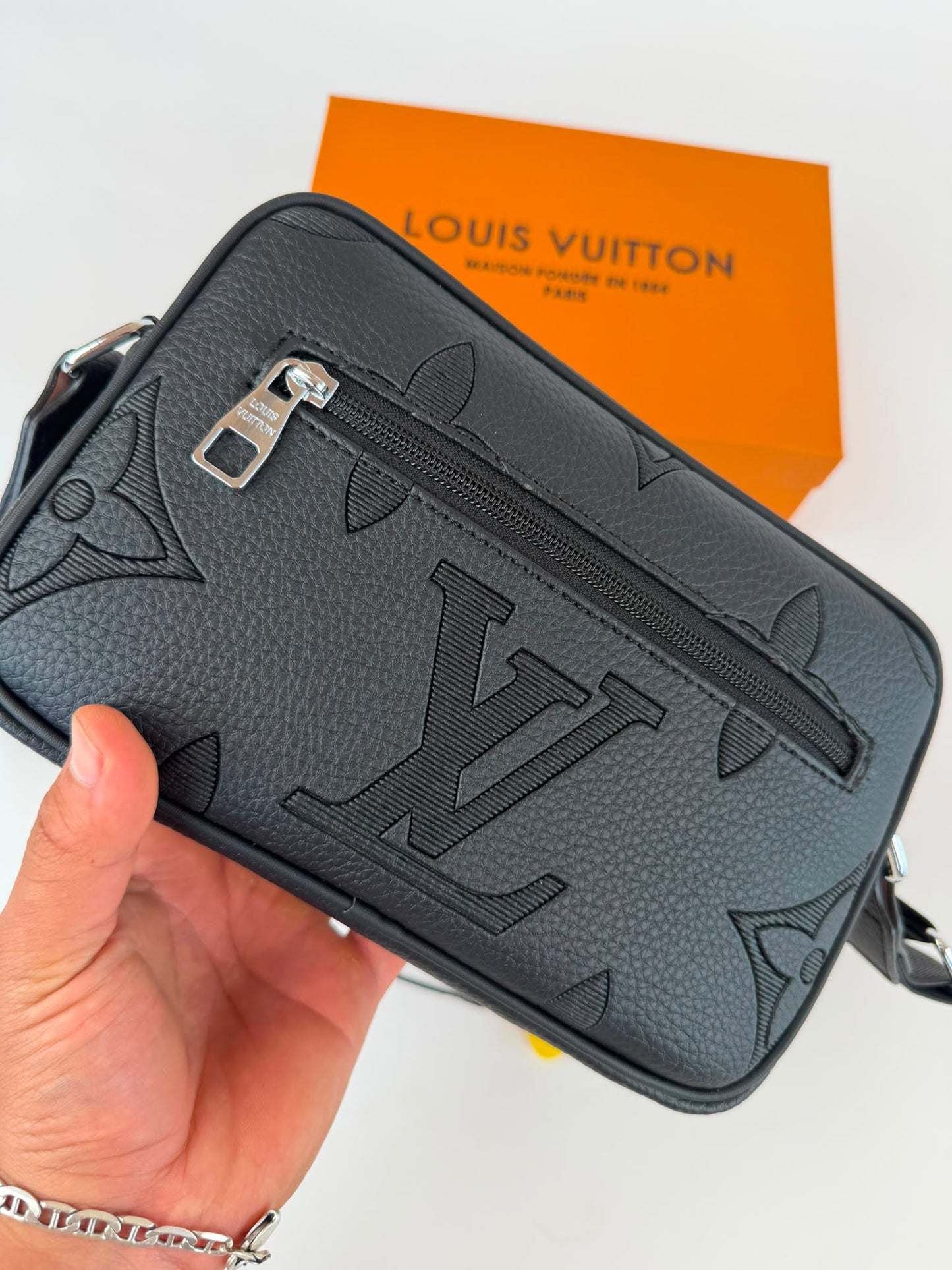 Bandolera Hombre LV logos negros detalles plateados