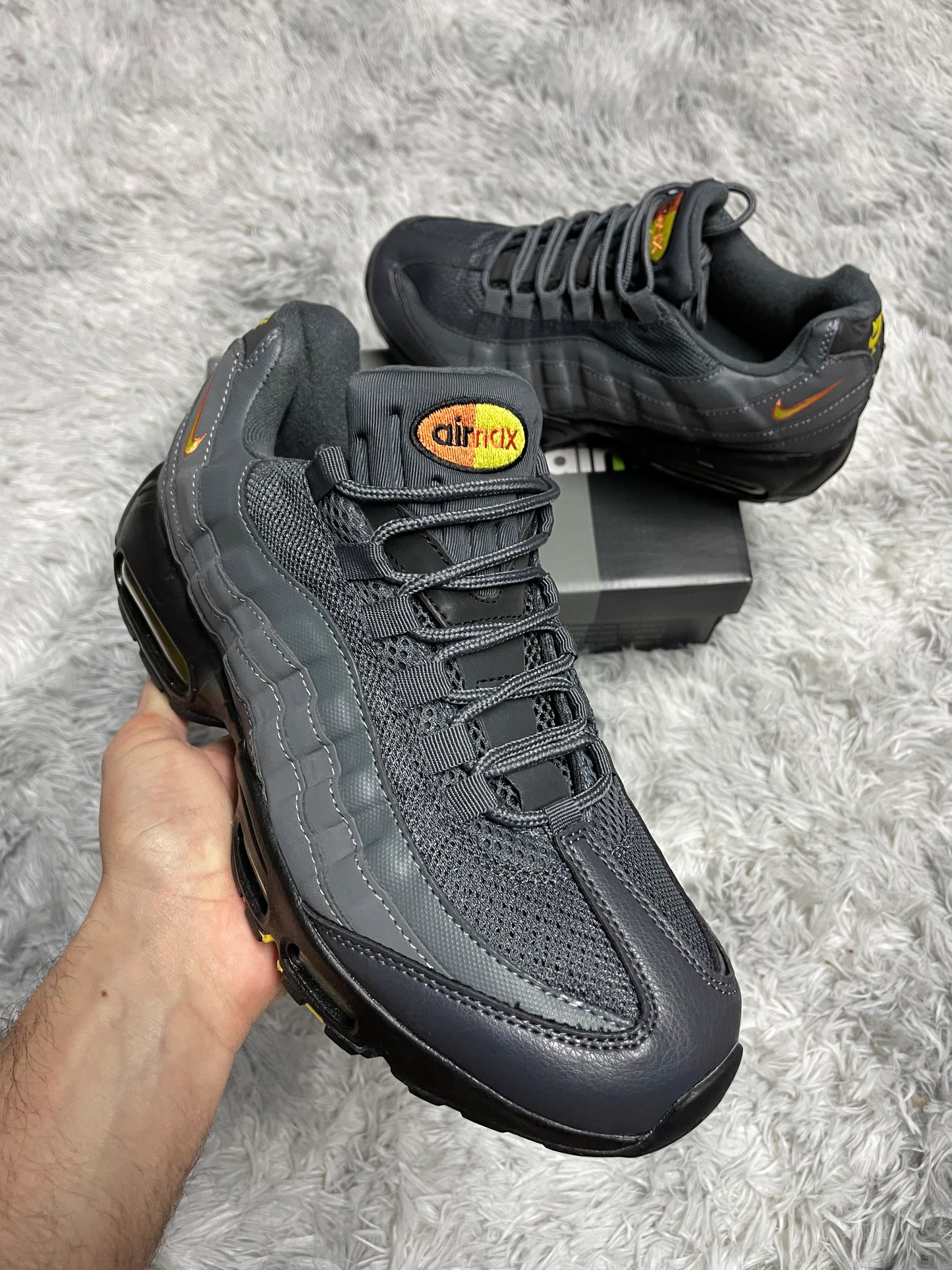 Air max 95 gris logo naranja y amarillo