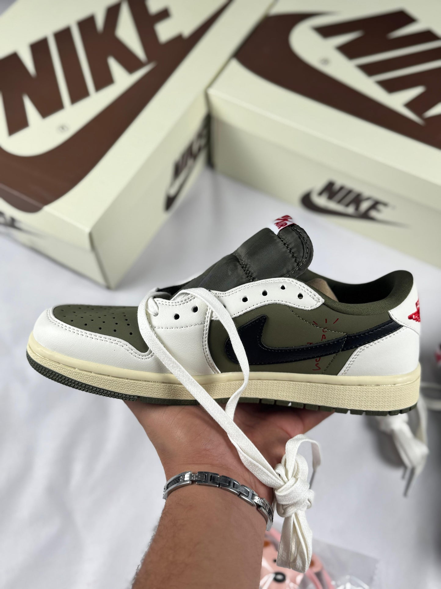 Air Jordan Low x Travis Scott blancas y verdes logo negro