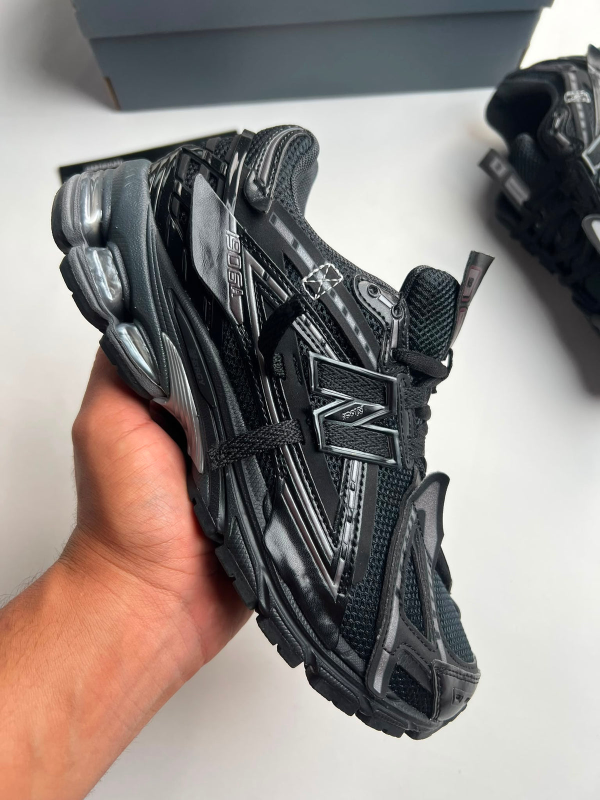 New Balance 1906A negro detalles grises