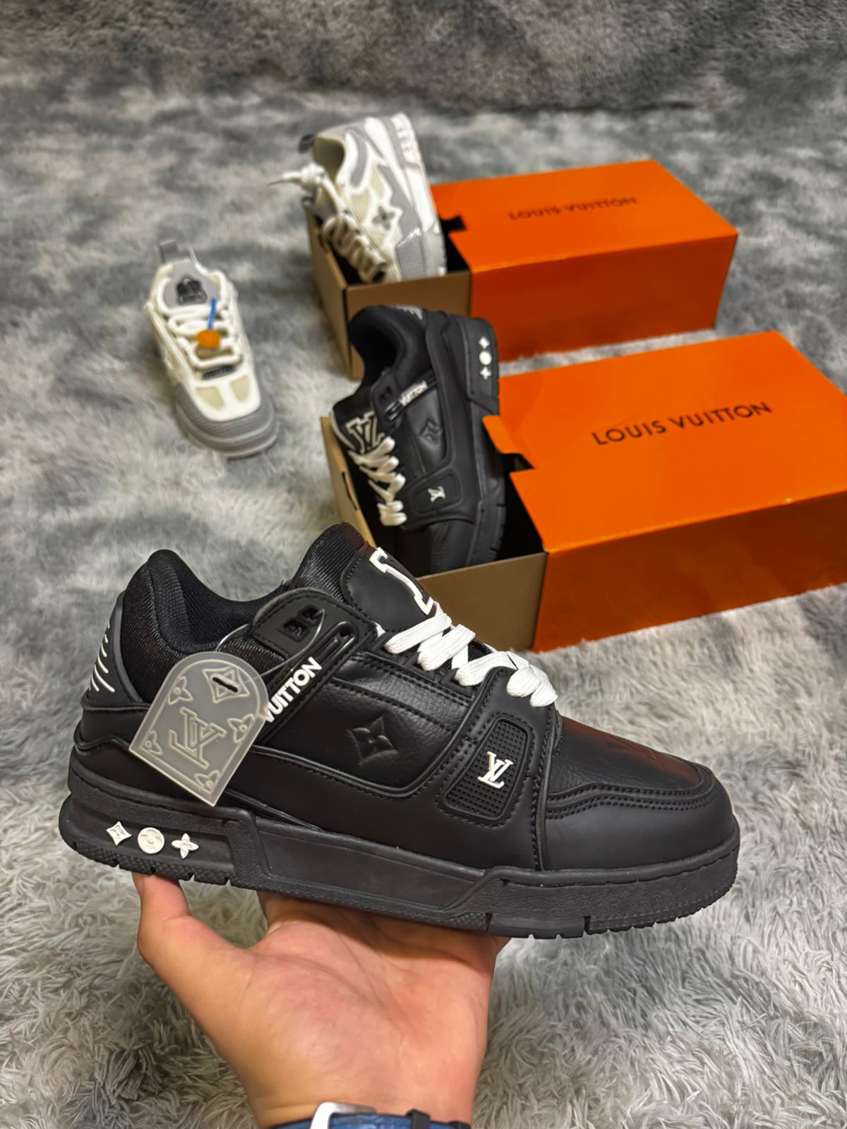 LV trainer negras logo blanco y negro