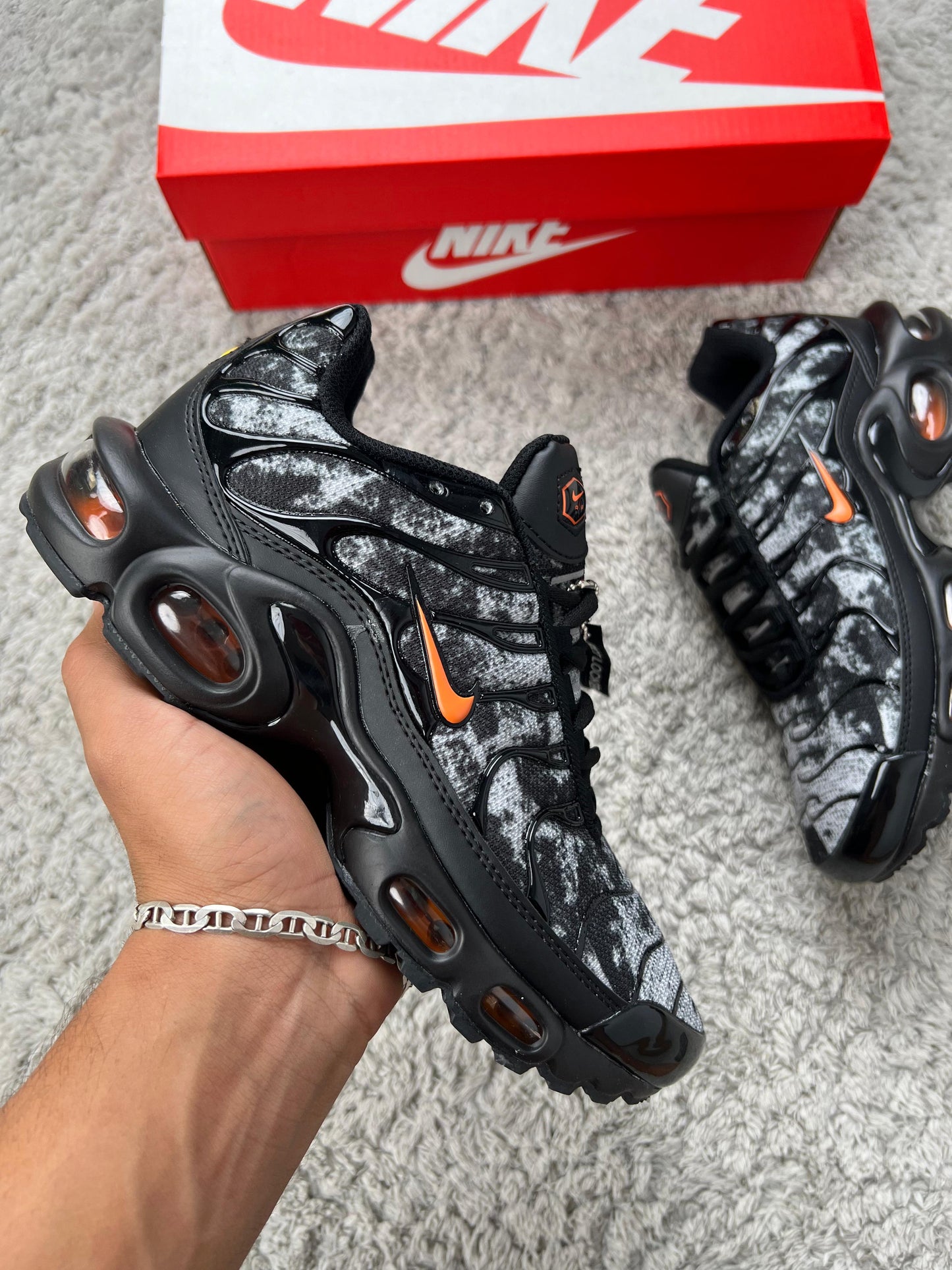 NIKE TN negras y grises detalles naranjas contorno negro