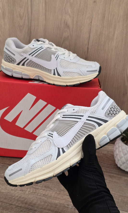 Nike vomero blanca gris