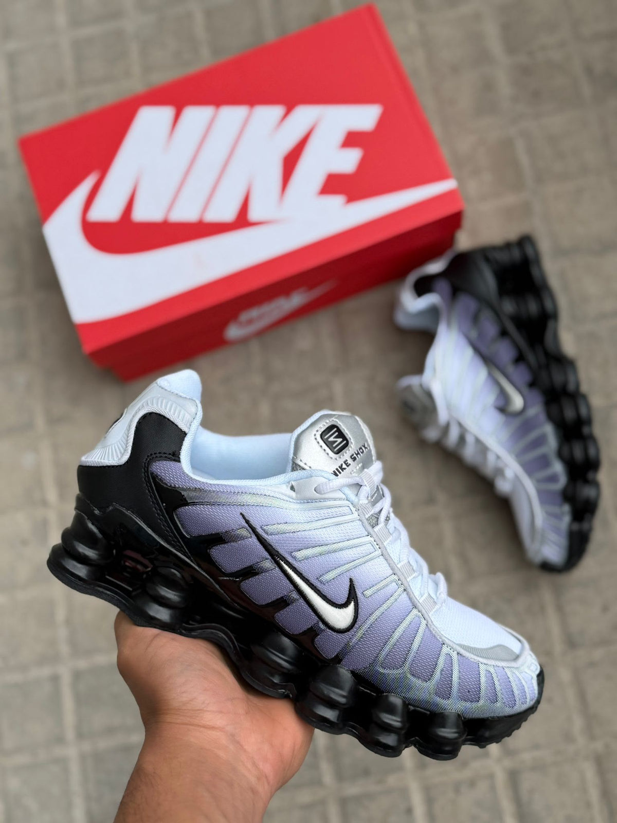Shox grises detalles negros logo blanco