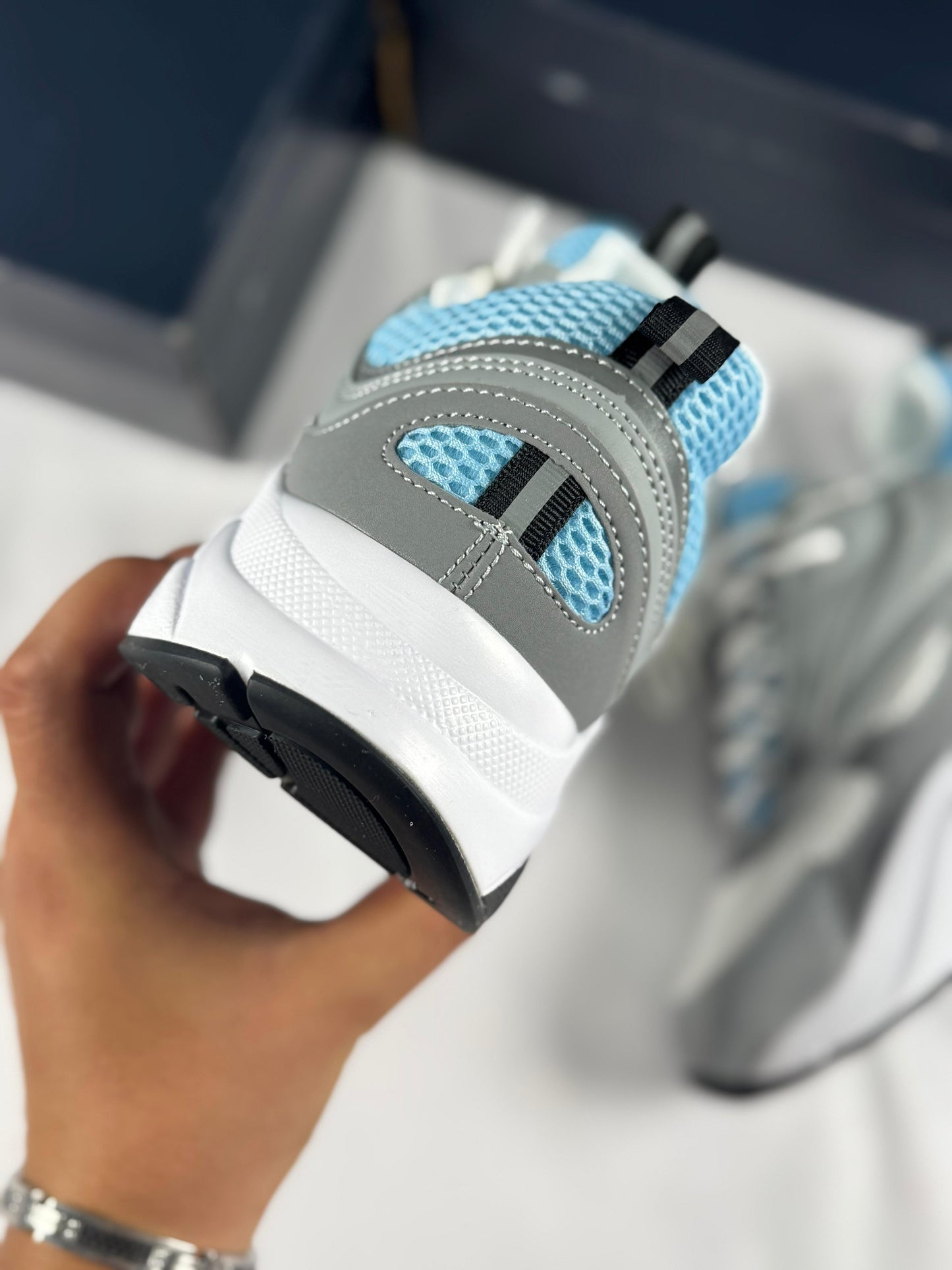 Dior b22 blancas grises detalles azules