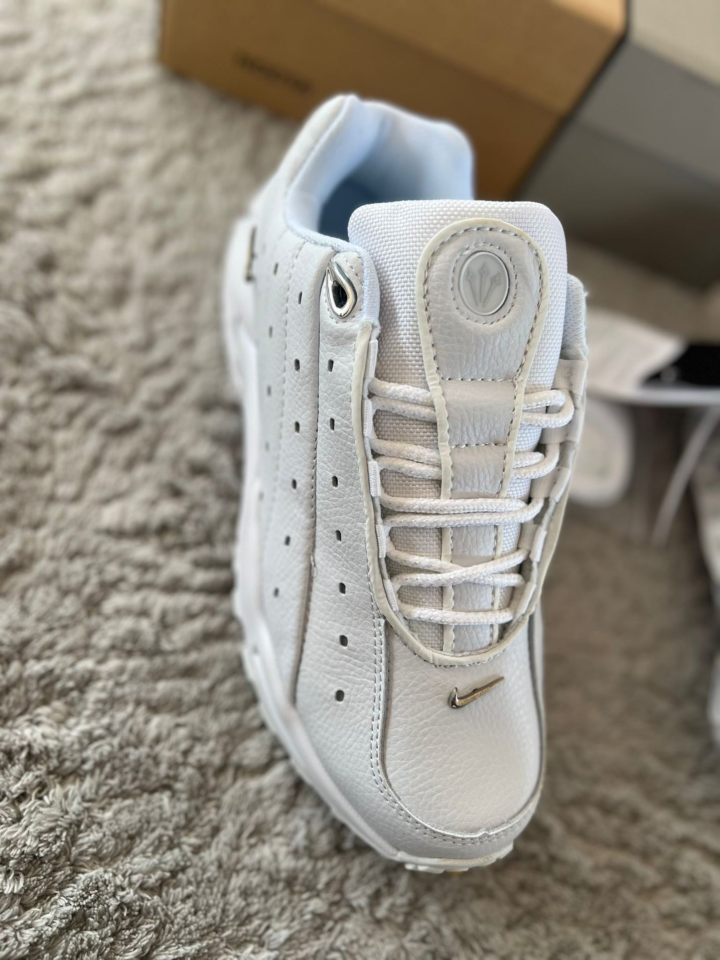 Nike nocta blancas logo plateado detalles amarillos