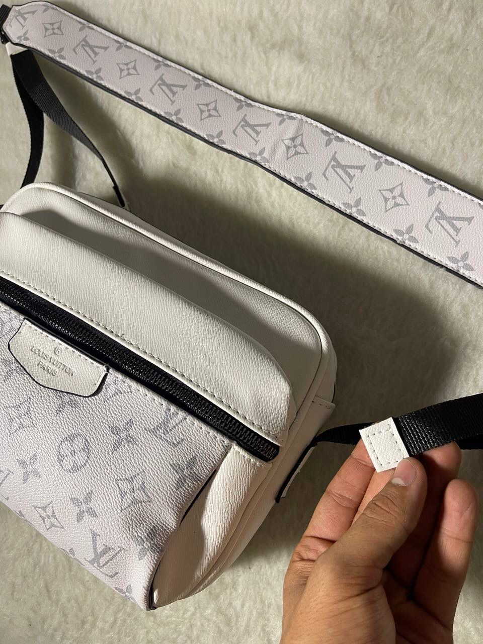 Bandolera blanco logo gris LV