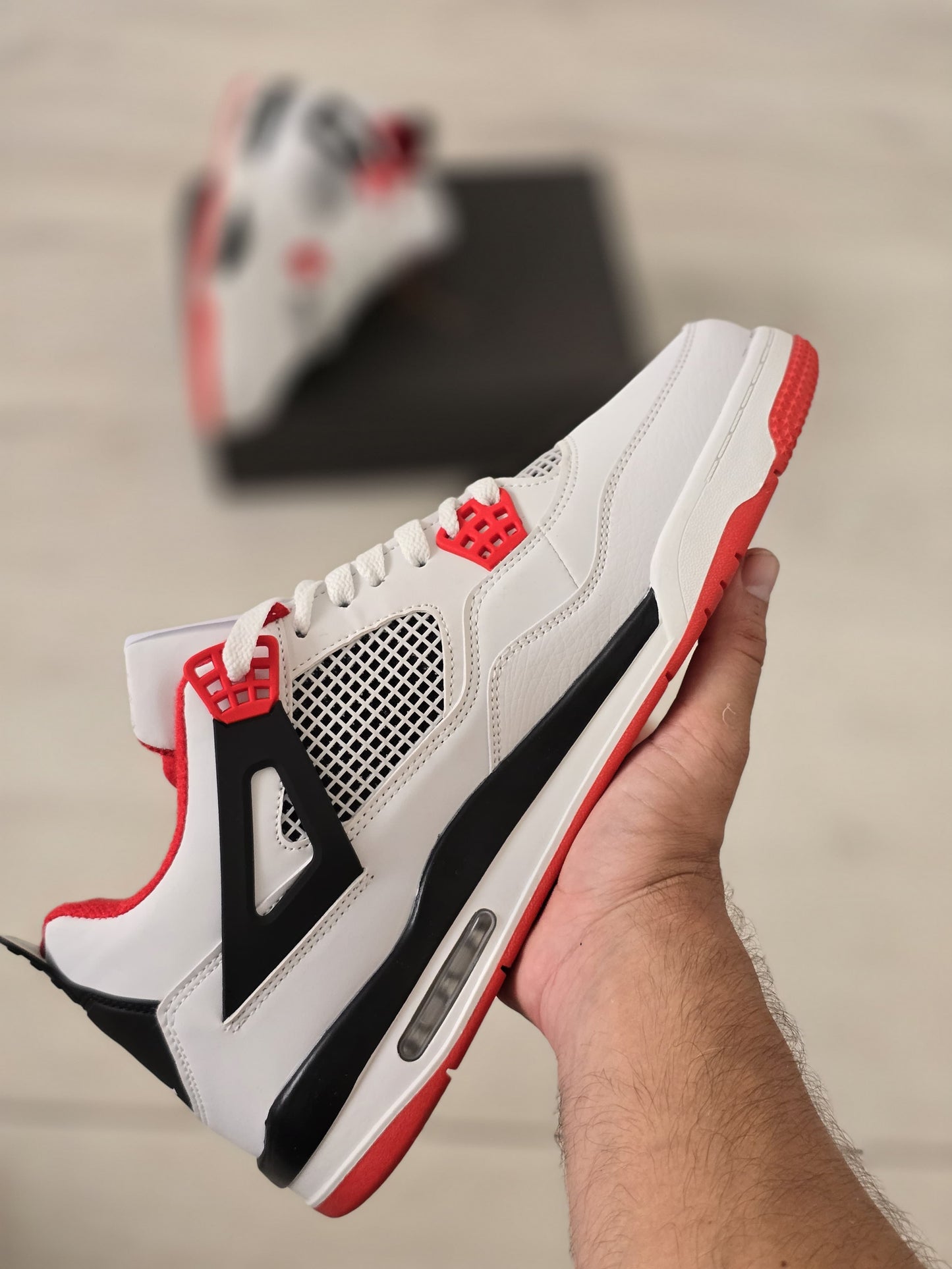 Jordan 4 blanca negra y roja