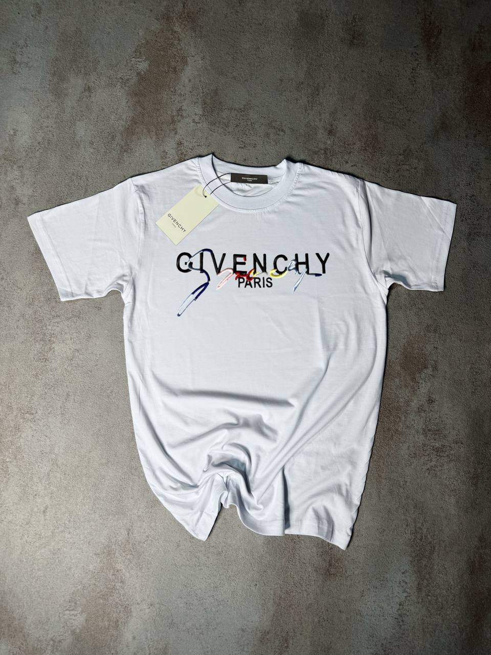 Camiseta Givenchy blanco logo negro lineas colores