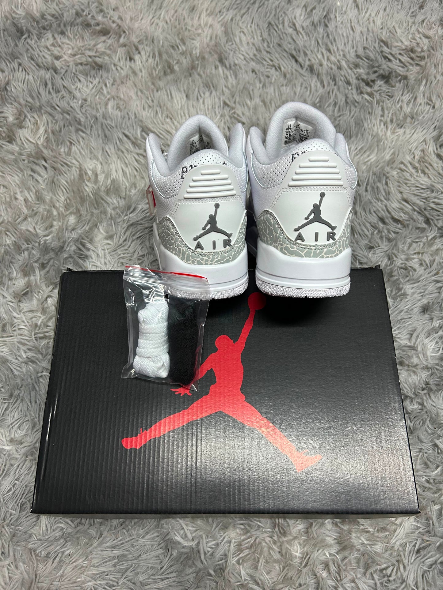 JORDAN 3 BLANCA LOGO NEGRO